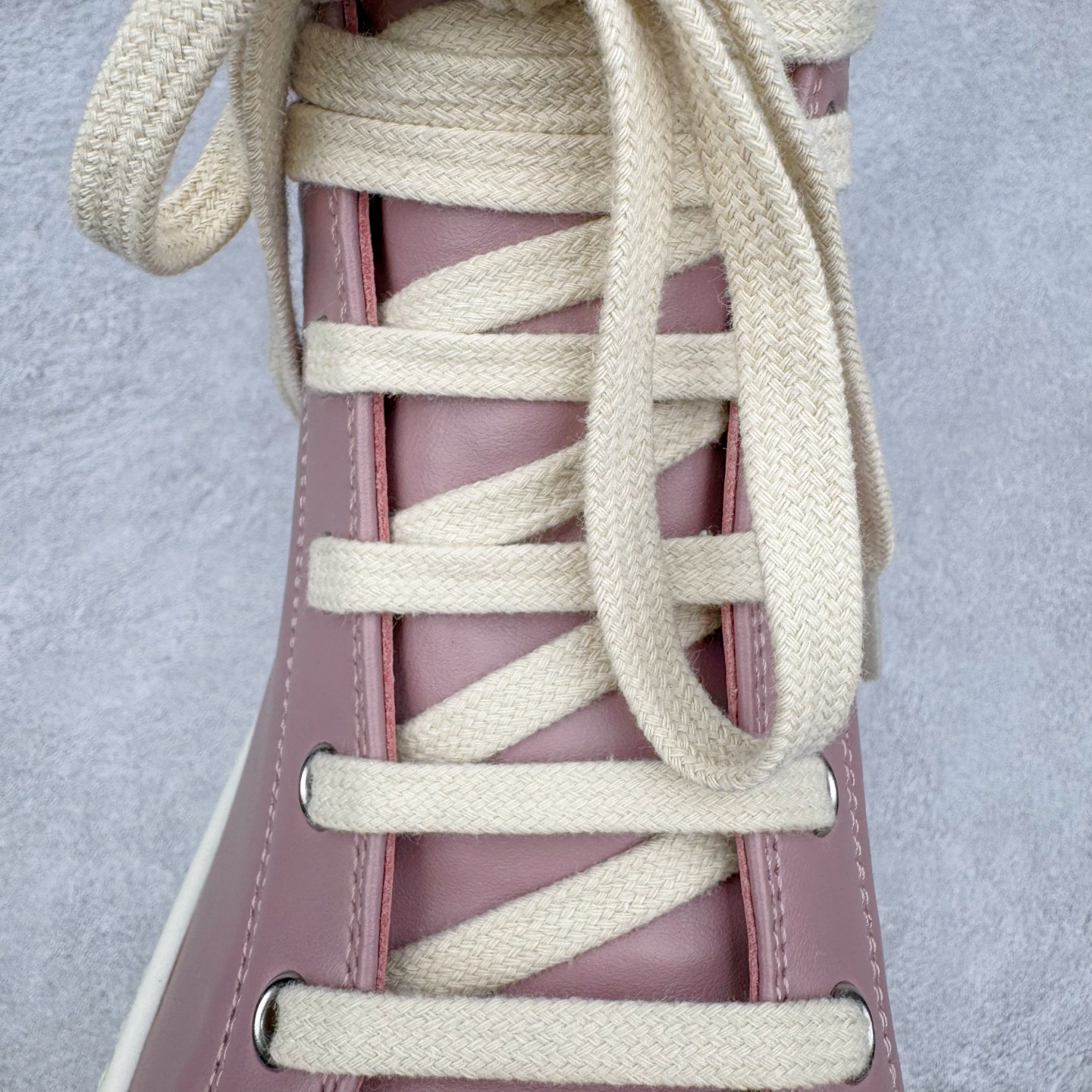 图片[15]-＃DG纯原 Rick Owens FogachineGeobasket 瑞克·欧文斯高帮皮面时尚运动板鞋 白粉 二级市场已经7K以上 平台客户随意卖四位数 RO广东原厂出品 纯原天花板 原版一比一复刻 冲正绝不翻车 还原度达到百分之98以上 原楦开发纸版版型 ZP拆解原版1：1复模裁片纸版 力求做到0错位 这样才能达到和zp一致的鞋型味道 采用进口cnc数控机床开发对版独家tpu奶香大底 区别于市场所有版本 zp同源全头层粒面小牛皮 达到和zp一致手感 原厂进口细纹布 万邦订购原厂高弹粉红色海绵 内里搭配软质细腻羊皮 TPU高密度大底 软硬度透光度高已经测试和原版一致 尺码：36 37 38 39 40 41 42 43 44 45 46-选品中心