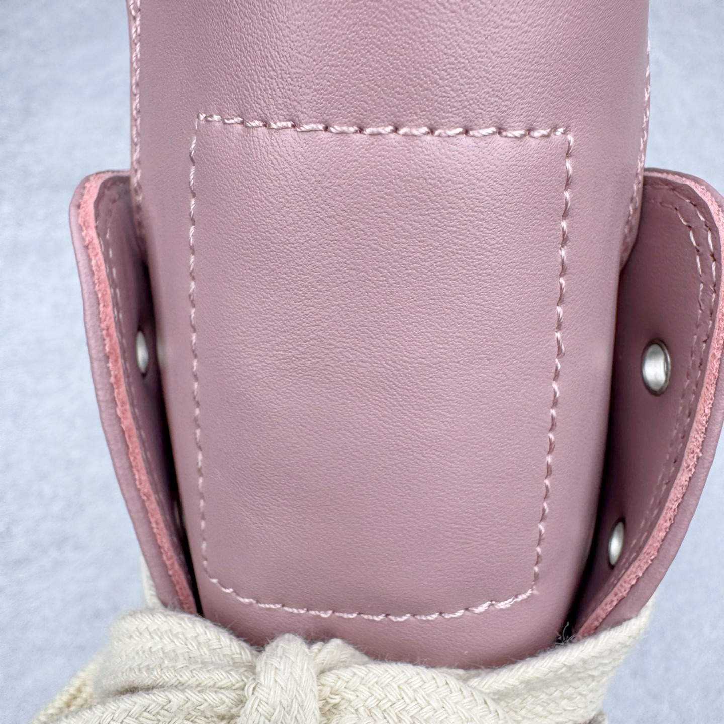 图片[14]-＃DG纯原 Rick Owens FogachineGeobasket 瑞克·欧文斯高帮皮面时尚运动板鞋 白粉 二级市场已经7K以上 平台客户随意卖四位数 RO广东原厂出品 纯原天花板 原版一比一复刻 冲正绝不翻车 还原度达到百分之98以上 原楦开发纸版版型 ZP拆解原版1：1复模裁片纸版 力求做到0错位 这样才能达到和zp一致的鞋型味道 采用进口cnc数控机床开发对版独家tpu奶香大底 区别于市场所有版本 zp同源全头层粒面小牛皮 达到和zp一致手感 原厂进口细纹布 万邦订购原厂高弹粉红色海绵 内里搭配软质细腻羊皮 TPU高密度大底 软硬度透光度高已经测试和原版一致 尺码：36 37 38 39 40 41 42 43 44 45 46-选品中心