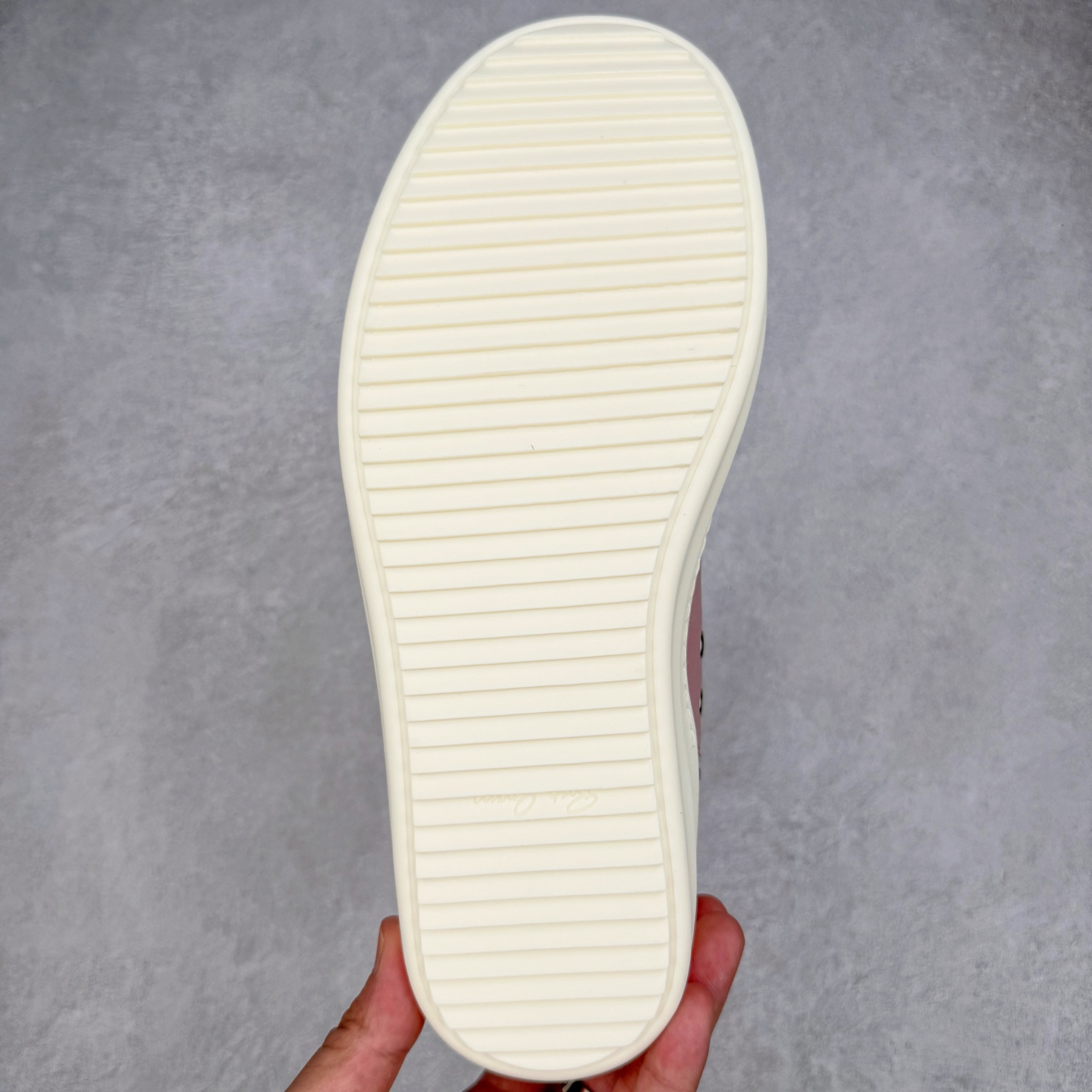 图片[9]-＃DG纯原 Rick Owens FogachineGeobasket 瑞克·欧文斯高帮皮面时尚运动板鞋 白粉 二级市场已经7K以上 平台客户随意卖四位数 RO广东原厂出品 纯原天花板 原版一比一复刻 冲正绝不翻车 还原度达到百分之98以上 原楦开发纸版版型 ZP拆解原版1：1复模裁片纸版 力求做到0错位 这样才能达到和zp一致的鞋型味道 采用进口cnc数控机床开发对版独家tpu奶香大底 区别于市场所有版本 zp同源全头层粒面小牛皮 达到和zp一致手感 原厂进口细纹布 万邦订购原厂高弹粉红色海绵 内里搭配软质细腻羊皮 TPU高密度大底 软硬度透光度高已经测试和原版一致 尺码：36 37 38 39 40 41 42 43 44 45 46-选品中心