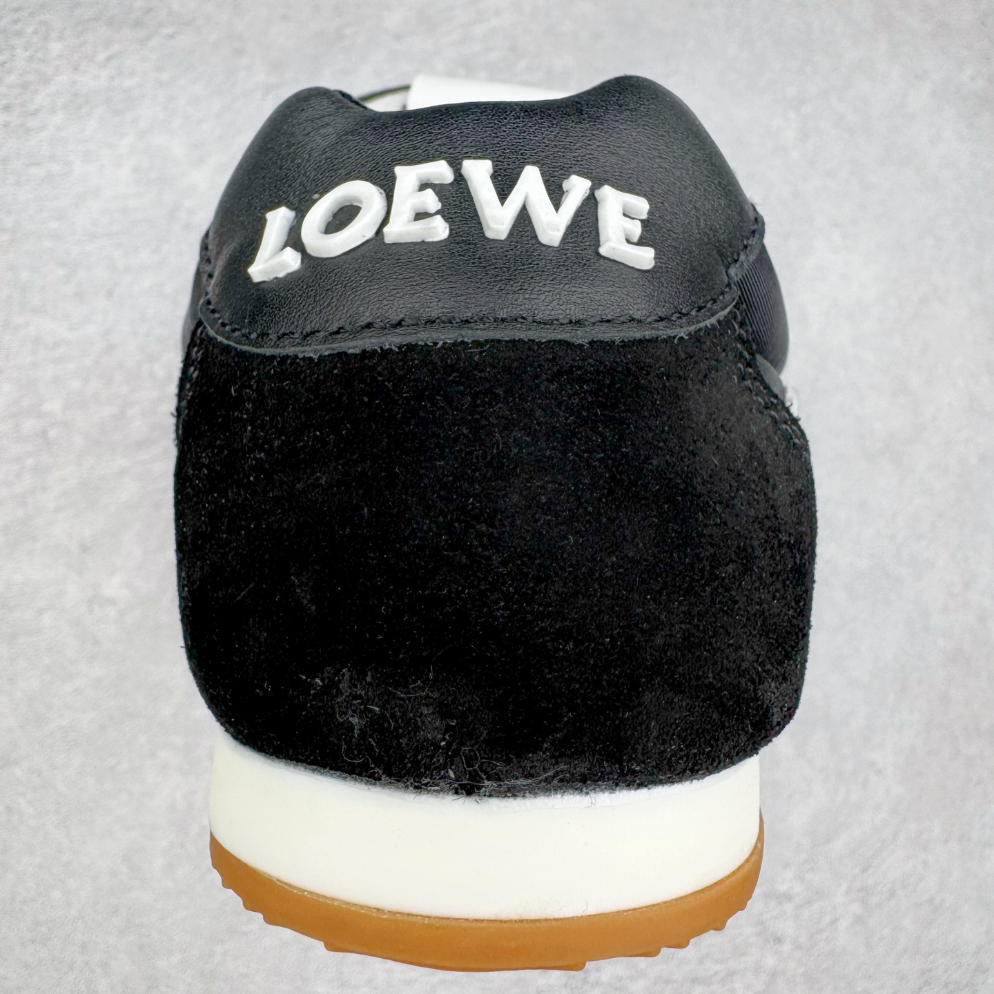 图片[8]-＃K纯原 LOEWE 2025 | Ballet Runner 2.0 罗意威新款芭蕾舞鞋拼色德训鞋阿甘鞋 全套原纸板楦头开发 后跟3D注塑橡胶LOEWE徽标 原厂数据大底磨具 进口羊皮内里加鞋垫 磁吸翻盖盒 内配帆布防尘袋 配件齐全 官方一致 原装纸板中底 带采用反绒牛皮革拼接头层皮饰片鞋面材质 鞋身原装高密度防刮防水尼龙面料 不对称鞋头造型 作为LOEWE的标志性设计 超柔软轻便且灵活的鞋底 新的波浪纹理橡胶外底 延伸至鞋头 升级的柔软皮革内衬和鞋床 提供最大舒适感 后跟有3D注塑橡胶徽标 真皮和皮料混搭彰显复古风格 拼色拼接鞋面 非常高级隐藏式小内增高 脚后跟设计新颖 柔软舒适 会被评为年度最舒适的暴走鞋 如履平地 内娱明星杨幂等众多同款上脚 小红书 一系列素材图 极具爆款 尺码：35 36 37 38 39 40 41 42 43 44 45-选品中心