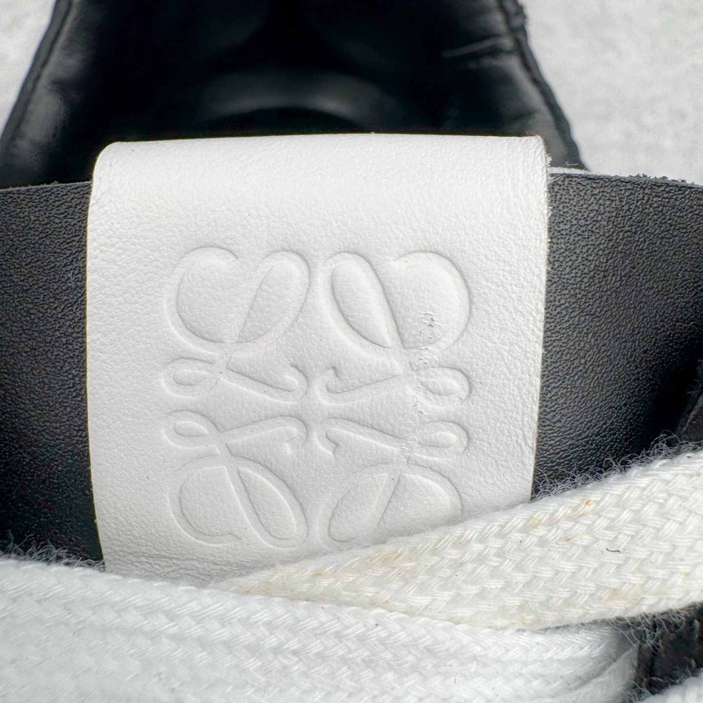 图片[12]-＃K纯原 LOEWE 2025 | Ballet Runner 2.0 罗意威新款芭蕾舞鞋拼色德训鞋阿甘鞋 全套原纸板楦头开发 后跟3D注塑橡胶LOEWE徽标 原厂数据大底磨具 进口羊皮内里加鞋垫 磁吸翻盖盒 内配帆布防尘袋 配件齐全 官方一致 原装纸板中底 带采用反绒牛皮革拼接头层皮饰片鞋面材质 鞋身原装高密度防刮防水尼龙面料 不对称鞋头造型 作为LOEWE的标志性设计 超柔软轻便且灵活的鞋底 新的波浪纹理橡胶外底 延伸至鞋头 升级的柔软皮革内衬和鞋床 提供最大舒适感 后跟有3D注塑橡胶徽标 真皮和皮料混搭彰显复古风格 拼色拼接鞋面 非常高级隐藏式小内增高 脚后跟设计新颖 柔软舒适 会被评为年度最舒适的暴走鞋 如履平地 内娱明星杨幂等众多同款上脚 小红书 一系列素材图 极具爆款 尺码：35 36 37 38 39 40 41 42 43 44 45-选品中心