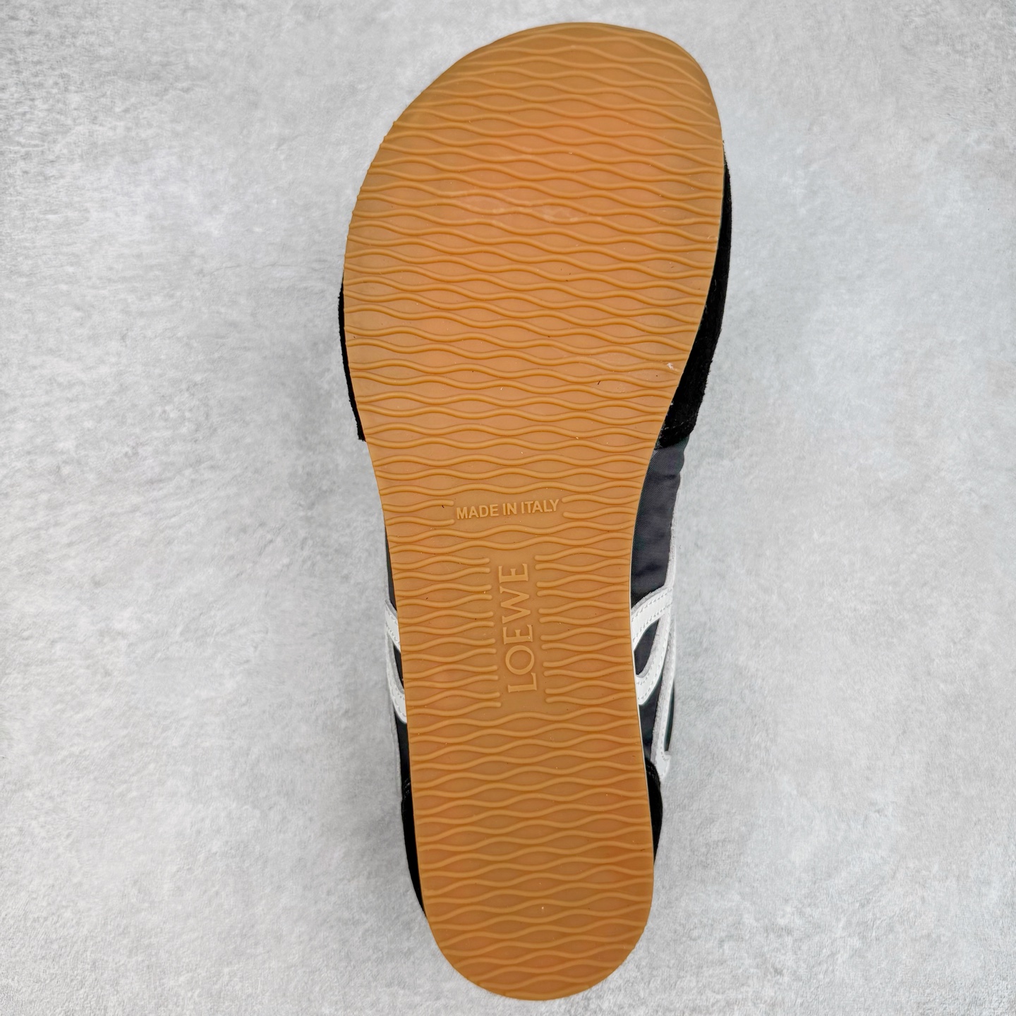 图片[9]-＃K纯原 LOEWE 2025 | Ballet Runner 2.0 罗意威新款芭蕾舞鞋拼色德训鞋阿甘鞋 全套原纸板楦头开发 后跟3D注塑橡胶LOEWE徽标 原厂数据大底磨具 进口羊皮内里加鞋垫 磁吸翻盖盒 内配帆布防尘袋 配件齐全 官方一致 原装纸板中底 带采用反绒牛皮革拼接头层皮饰片鞋面材质 鞋身原装高密度防刮防水尼龙面料 不对称鞋头造型 作为LOEWE的标志性设计 超柔软轻便且灵活的鞋底 新的波浪纹理橡胶外底 延伸至鞋头 升级的柔软皮革内衬和鞋床 提供最大舒适感 后跟有3D注塑橡胶徽标 真皮和皮料混搭彰显复古风格 拼色拼接鞋面 非常高级隐藏式小内增高 脚后跟设计新颖 柔软舒适 会被评为年度最舒适的暴走鞋 如履平地 内娱明星杨幂等众多同款上脚 小红书 一系列素材图 极具爆款 尺码：35 36 37 38 39 40 41 42 43 44 45-选品中心