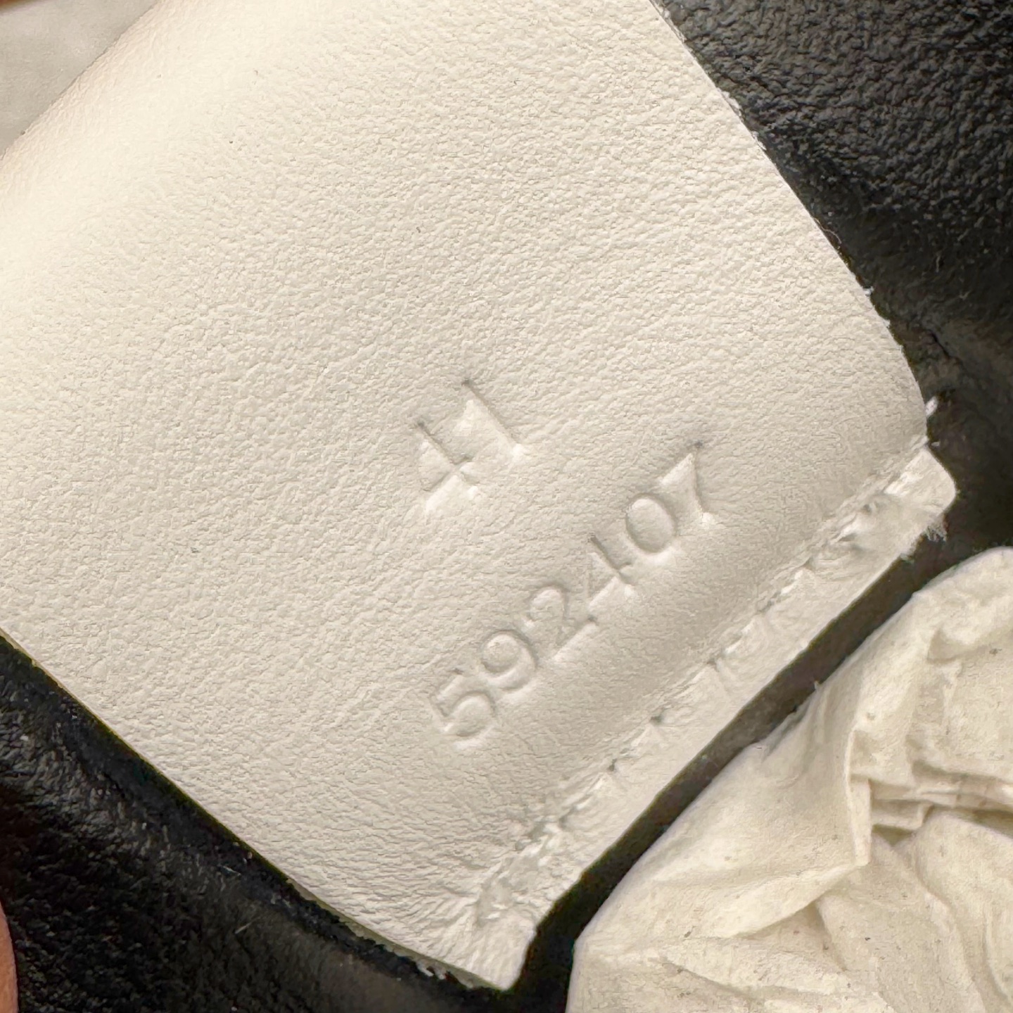 图片[16]-＃K纯原 LOEWE 2025 | Ballet Runner 2.0 罗意威新款芭蕾舞鞋拼色德训鞋阿甘鞋 全套原纸板楦头开发 后跟3D注塑橡胶LOEWE徽标 原厂数据大底磨具 进口羊皮内里加鞋垫 磁吸翻盖盒 内配帆布防尘袋 配件齐全 官方一致 原装纸板中底 带采用反绒牛皮革拼接头层皮饰片鞋面材质 鞋身原装高密度防刮防水尼龙面料 不对称鞋头造型 作为LOEWE的标志性设计 超柔软轻便且灵活的鞋底 新的波浪纹理橡胶外底 延伸至鞋头 升级的柔软皮革内衬和鞋床 提供最大舒适感 后跟有3D注塑橡胶徽标 真皮和皮料混搭彰显复古风格 拼色拼接鞋面 非常高级隐藏式小内增高 脚后跟设计新颖 柔软舒适 会被评为年度最舒适的暴走鞋 如履平地 内娱明星杨幂等众多同款上脚 小红书 一系列素材图 极具爆款 尺码：35 36 37 38 39 40 41 42 43 44 45-选品中心