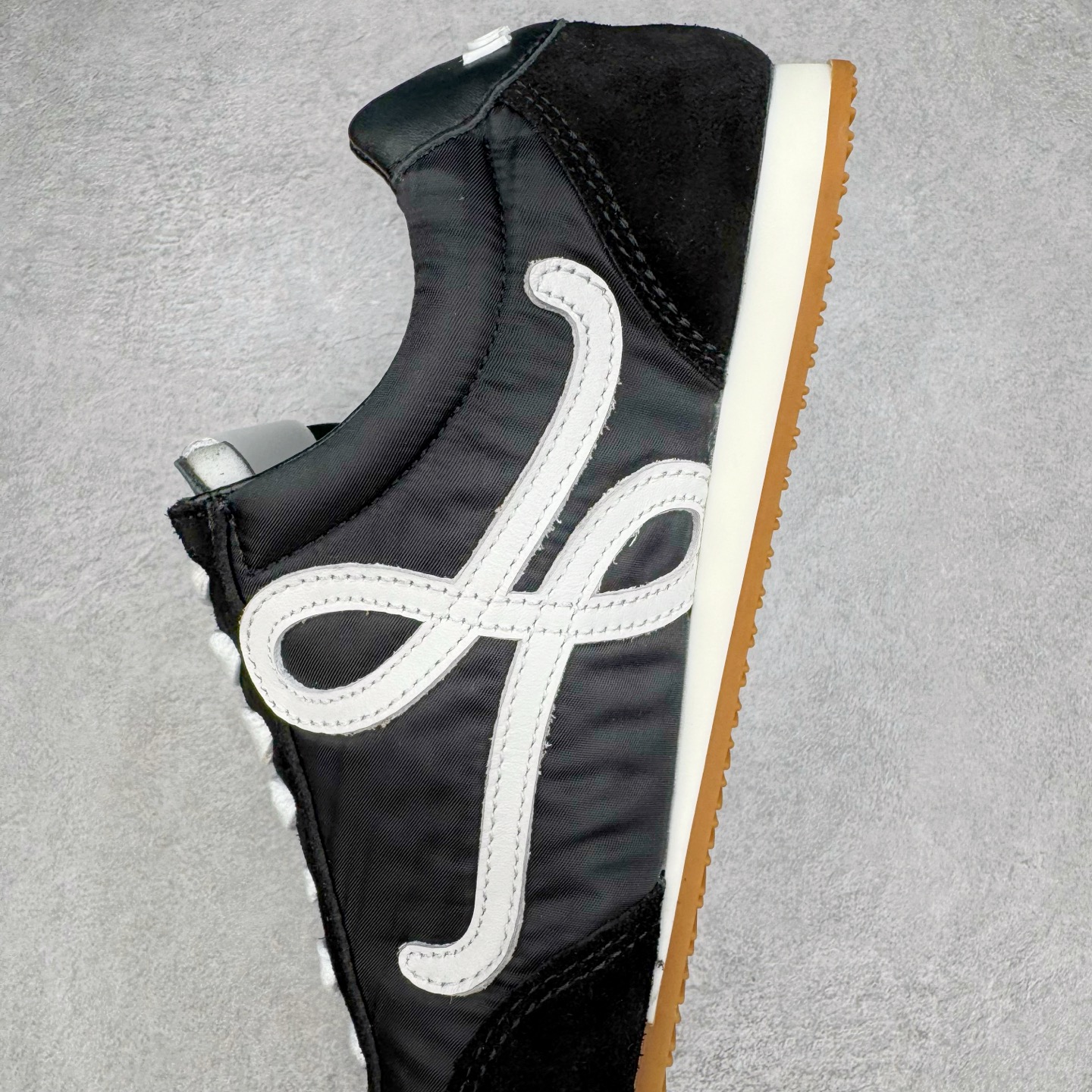 图片[7]-＃K纯原 LOEWE 2025 | Ballet Runner 2.0 罗意威新款芭蕾舞鞋拼色德训鞋阿甘鞋 全套原纸板楦头开发 后跟3D注塑橡胶LOEWE徽标 原厂数据大底磨具 进口羊皮内里加鞋垫 磁吸翻盖盒 内配帆布防尘袋 配件齐全 官方一致 原装纸板中底 带采用反绒牛皮革拼接头层皮饰片鞋面材质 鞋身原装高密度防刮防水尼龙面料 不对称鞋头造型 作为LOEWE的标志性设计 超柔软轻便且灵活的鞋底 新的波浪纹理橡胶外底 延伸至鞋头 升级的柔软皮革内衬和鞋床 提供最大舒适感 后跟有3D注塑橡胶徽标 真皮和皮料混搭彰显复古风格 拼色拼接鞋面 非常高级隐藏式小内增高 脚后跟设计新颖 柔软舒适 会被评为年度最舒适的暴走鞋 如履平地 内娱明星杨幂等众多同款上脚 小红书 一系列素材图 极具爆款 尺码：35 36 37 38 39 40 41 42 43 44 45-选品中心