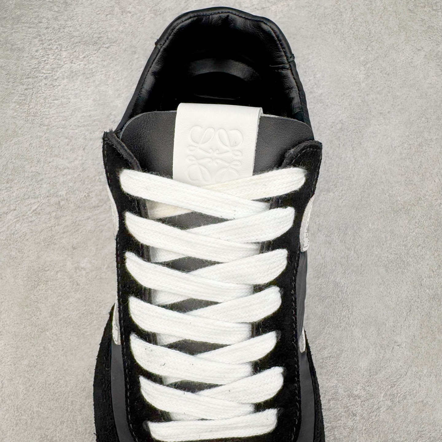 图片[5]-＃K纯原 LOEWE 2025 | Ballet Runner 2.0 罗意威新款芭蕾舞鞋拼色德训鞋阿甘鞋 全套原纸板楦头开发 后跟3D注塑橡胶LOEWE徽标 原厂数据大底磨具 进口羊皮内里加鞋垫 磁吸翻盖盒 内配帆布防尘袋 配件齐全 官方一致 原装纸板中底 带采用反绒牛皮革拼接头层皮饰片鞋面材质 鞋身原装高密度防刮防水尼龙面料 不对称鞋头造型 作为LOEWE的标志性设计 超柔软轻便且灵活的鞋底 新的波浪纹理橡胶外底 延伸至鞋头 升级的柔软皮革内衬和鞋床 提供最大舒适感 后跟有3D注塑橡胶徽标 真皮和皮料混搭彰显复古风格 拼色拼接鞋面 非常高级隐藏式小内增高 脚后跟设计新颖 柔软舒适 会被评为年度最舒适的暴走鞋 如履平地 内娱明星杨幂等众多同款上脚 小红书 一系列素材图 极具爆款 尺码：35 36 37 38 39 40 41 42 43 44 45-选品中心