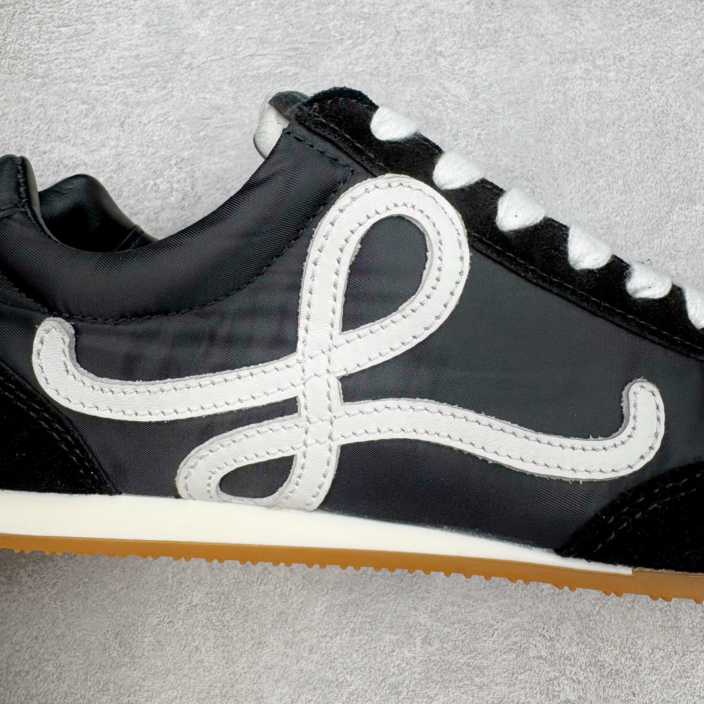 图片[10]-＃K纯原 LOEWE 2025 | Ballet Runner 2.0 罗意威新款芭蕾舞鞋拼色德训鞋阿甘鞋 全套原纸板楦头开发 后跟3D注塑橡胶LOEWE徽标 原厂数据大底磨具 进口羊皮内里加鞋垫 磁吸翻盖盒 内配帆布防尘袋 配件齐全 官方一致 原装纸板中底 带采用反绒牛皮革拼接头层皮饰片鞋面材质 鞋身原装高密度防刮防水尼龙面料 不对称鞋头造型 作为LOEWE的标志性设计 超柔软轻便且灵活的鞋底 新的波浪纹理橡胶外底 延伸至鞋头 升级的柔软皮革内衬和鞋床 提供最大舒适感 后跟有3D注塑橡胶徽标 真皮和皮料混搭彰显复古风格 拼色拼接鞋面 非常高级隐藏式小内增高 脚后跟设计新颖 柔软舒适 会被评为年度最舒适的暴走鞋 如履平地 内娱明星杨幂等众多同款上脚 小红书 一系列素材图 极具爆款 尺码：35 36 37 38 39 40 41 42 43 44 45-选品中心