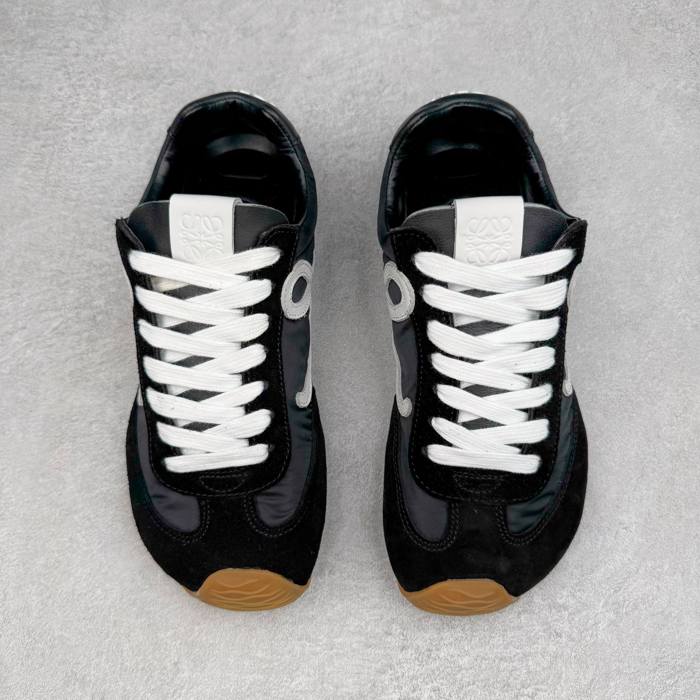 图片[2]-＃K纯原 LOEWE 2025 | Ballet Runner 2.0 罗意威新款芭蕾舞鞋拼色德训鞋阿甘鞋 全套原纸板楦头开发 后跟3D注塑橡胶LOEWE徽标 原厂数据大底磨具 进口羊皮内里加鞋垫 磁吸翻盖盒 内配帆布防尘袋 配件齐全 官方一致 原装纸板中底 带采用反绒牛皮革拼接头层皮饰片鞋面材质 鞋身原装高密度防刮防水尼龙面料 不对称鞋头造型 作为LOEWE的标志性设计 超柔软轻便且灵活的鞋底 新的波浪纹理橡胶外底 延伸至鞋头 升级的柔软皮革内衬和鞋床 提供最大舒适感 后跟有3D注塑橡胶徽标 真皮和皮料混搭彰显复古风格 拼色拼接鞋面 非常高级隐藏式小内增高 脚后跟设计新颖 柔软舒适 会被评为年度最舒适的暴走鞋 如履平地 内娱明星杨幂等众多同款上脚 小红书 一系列素材图 极具爆款 尺码：35 36 37 38 39 40 41 42 43 44 45-选品中心