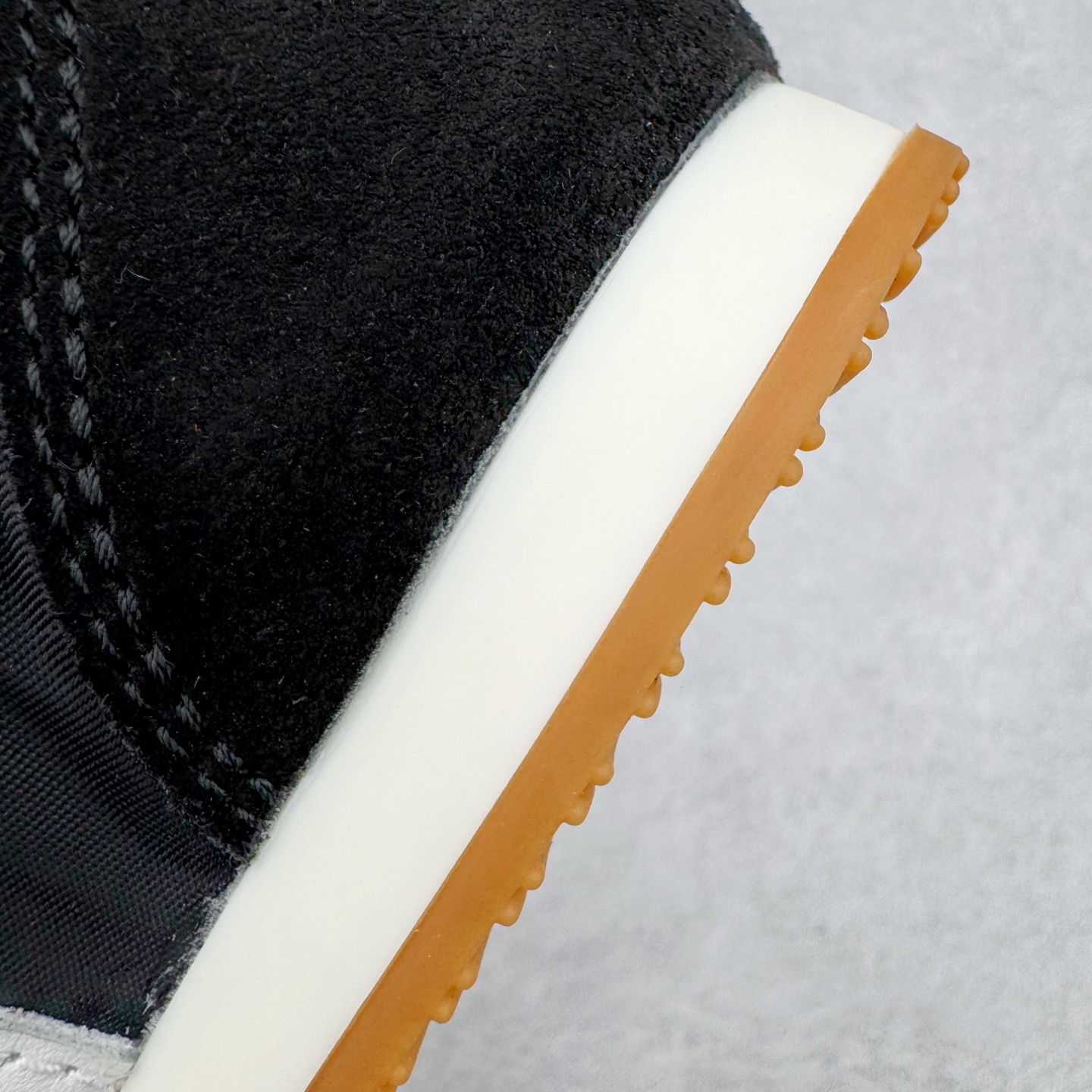 图片[14]-＃K纯原 LOEWE 2025 | Ballet Runner 2.0 罗意威新款芭蕾舞鞋拼色德训鞋阿甘鞋 全套原纸板楦头开发 后跟3D注塑橡胶LOEWE徽标 原厂数据大底磨具 进口羊皮内里加鞋垫 磁吸翻盖盒 内配帆布防尘袋 配件齐全 官方一致 原装纸板中底 带采用反绒牛皮革拼接头层皮饰片鞋面材质 鞋身原装高密度防刮防水尼龙面料 不对称鞋头造型 作为LOEWE的标志性设计 超柔软轻便且灵活的鞋底 新的波浪纹理橡胶外底 延伸至鞋头 升级的柔软皮革内衬和鞋床 提供最大舒适感 后跟有3D注塑橡胶徽标 真皮和皮料混搭彰显复古风格 拼色拼接鞋面 非常高级隐藏式小内增高 脚后跟设计新颖 柔软舒适 会被评为年度最舒适的暴走鞋 如履平地 内娱明星杨幂等众多同款上脚 小红书 一系列素材图 极具爆款 尺码：35 36 37 38 39 40 41 42 43 44 45-选品中心