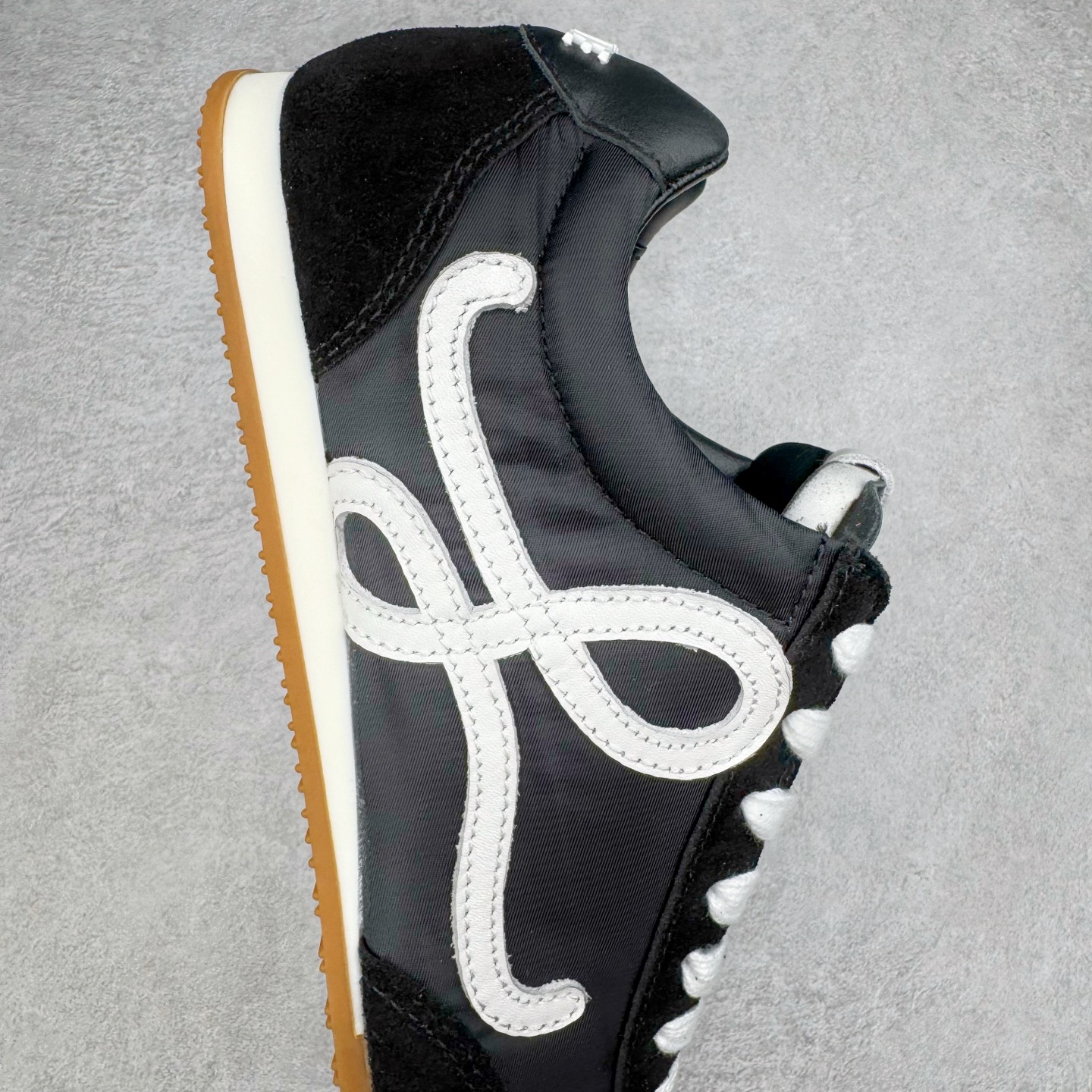 图片[6]-＃K纯原 LOEWE 2025 | Ballet Runner 2.0 罗意威新款芭蕾舞鞋拼色德训鞋阿甘鞋 全套原纸板楦头开发 后跟3D注塑橡胶LOEWE徽标 原厂数据大底磨具 进口羊皮内里加鞋垫 磁吸翻盖盒 内配帆布防尘袋 配件齐全 官方一致 原装纸板中底 带采用反绒牛皮革拼接头层皮饰片鞋面材质 鞋身原装高密度防刮防水尼龙面料 不对称鞋头造型 作为LOEWE的标志性设计 超柔软轻便且灵活的鞋底 新的波浪纹理橡胶外底 延伸至鞋头 升级的柔软皮革内衬和鞋床 提供最大舒适感 后跟有3D注塑橡胶徽标 真皮和皮料混搭彰显复古风格 拼色拼接鞋面 非常高级隐藏式小内增高 脚后跟设计新颖 柔软舒适 会被评为年度最舒适的暴走鞋 如履平地 内娱明星杨幂等众多同款上脚 小红书 一系列素材图 极具爆款 尺码：35 36 37 38 39 40 41 42 43 44 45-选品中心