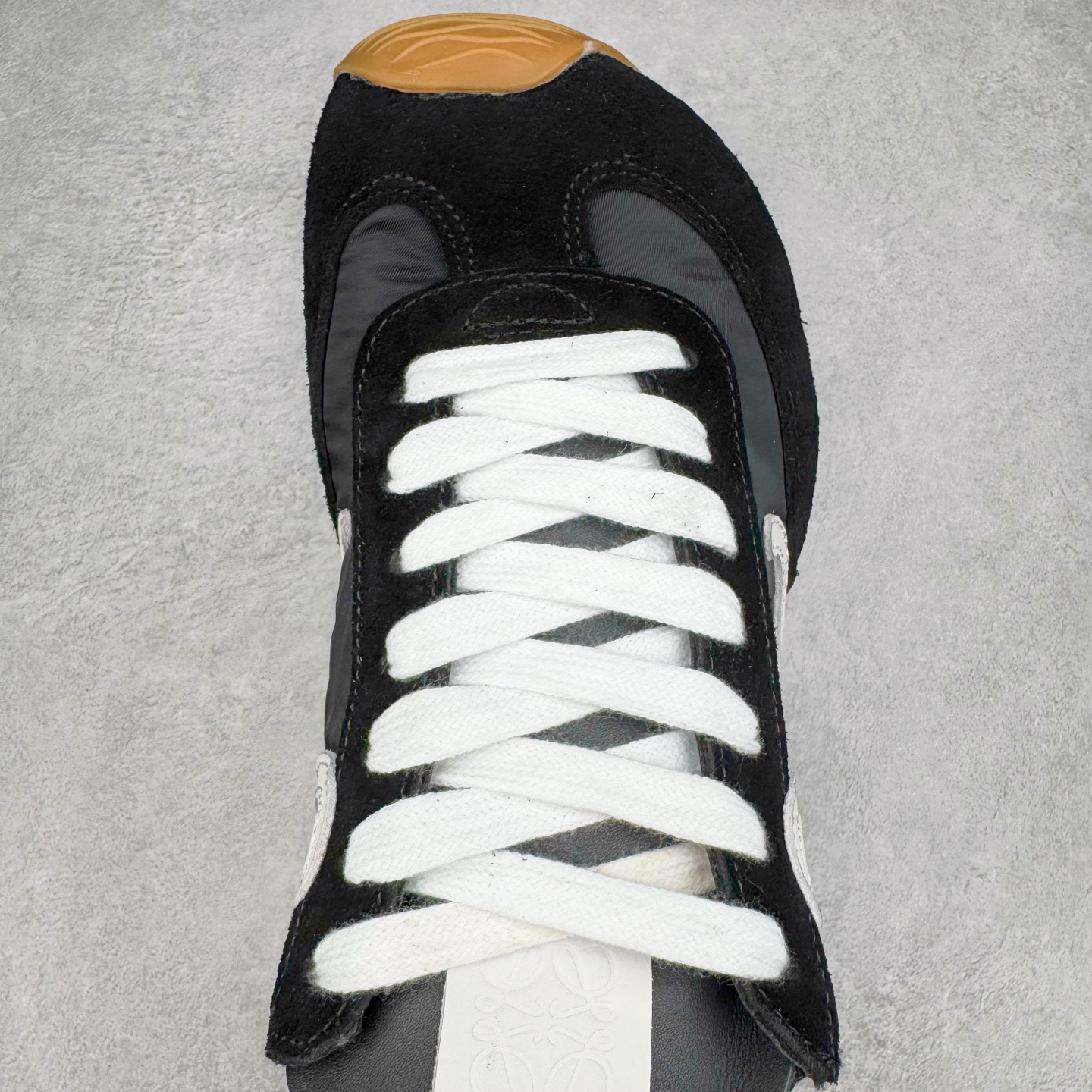 图片[4]-＃K纯原 LOEWE 2025 | Ballet Runner 2.0 罗意威新款芭蕾舞鞋拼色德训鞋阿甘鞋 全套原纸板楦头开发 后跟3D注塑橡胶LOEWE徽标 原厂数据大底磨具 进口羊皮内里加鞋垫 磁吸翻盖盒 内配帆布防尘袋 配件齐全 官方一致 原装纸板中底 带采用反绒牛皮革拼接头层皮饰片鞋面材质 鞋身原装高密度防刮防水尼龙面料 不对称鞋头造型 作为LOEWE的标志性设计 超柔软轻便且灵活的鞋底 新的波浪纹理橡胶外底 延伸至鞋头 升级的柔软皮革内衬和鞋床 提供最大舒适感 后跟有3D注塑橡胶徽标 真皮和皮料混搭彰显复古风格 拼色拼接鞋面 非常高级隐藏式小内增高 脚后跟设计新颖 柔软舒适 会被评为年度最舒适的暴走鞋 如履平地 内娱明星杨幂等众多同款上脚 小红书 一系列素材图 极具爆款 尺码：35 36 37 38 39 40 41 42 43 44 45-选品中心