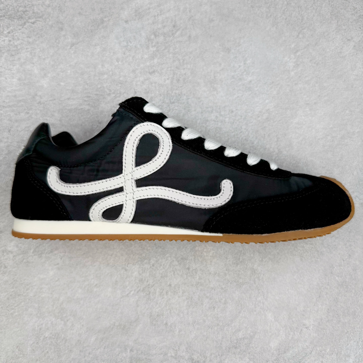 ＃K纯原 LOEWE 2025 | Ballet Runner 2.0 罗意威新款芭蕾舞鞋拼色德训鞋阿甘鞋 全套原纸板楦头开发 后跟3D注塑橡胶LOEWE徽标 原厂数据大底磨具 进口羊皮内里加鞋垫 磁吸翻盖盒 内配帆布防尘袋 配件齐全 官方一致 原装纸板中底 带采用反绒牛皮革拼接头层皮饰片鞋面材质 鞋身原装高密度防刮防水尼龙面料 不对称鞋头造型 作为LOEWE的标志性设计 超柔软轻便且灵活的鞋底 新的波浪纹理橡胶外底 延伸至鞋头 升级的柔软皮革内衬和鞋床 提供最大舒适感 后跟有3D注塑橡胶徽标 真皮和皮料混搭彰显复古风格 拼色拼接鞋面 非常高级隐藏式小内增高 脚后跟设计新颖 柔软舒适 会被评为年度最舒适的暴走鞋 如履平地 内娱明星杨幂等众多同款上脚 小红书 一系列素材图 极具爆款 尺码：35 36 37 38 39 40 41 42 43 44 45-选品中心