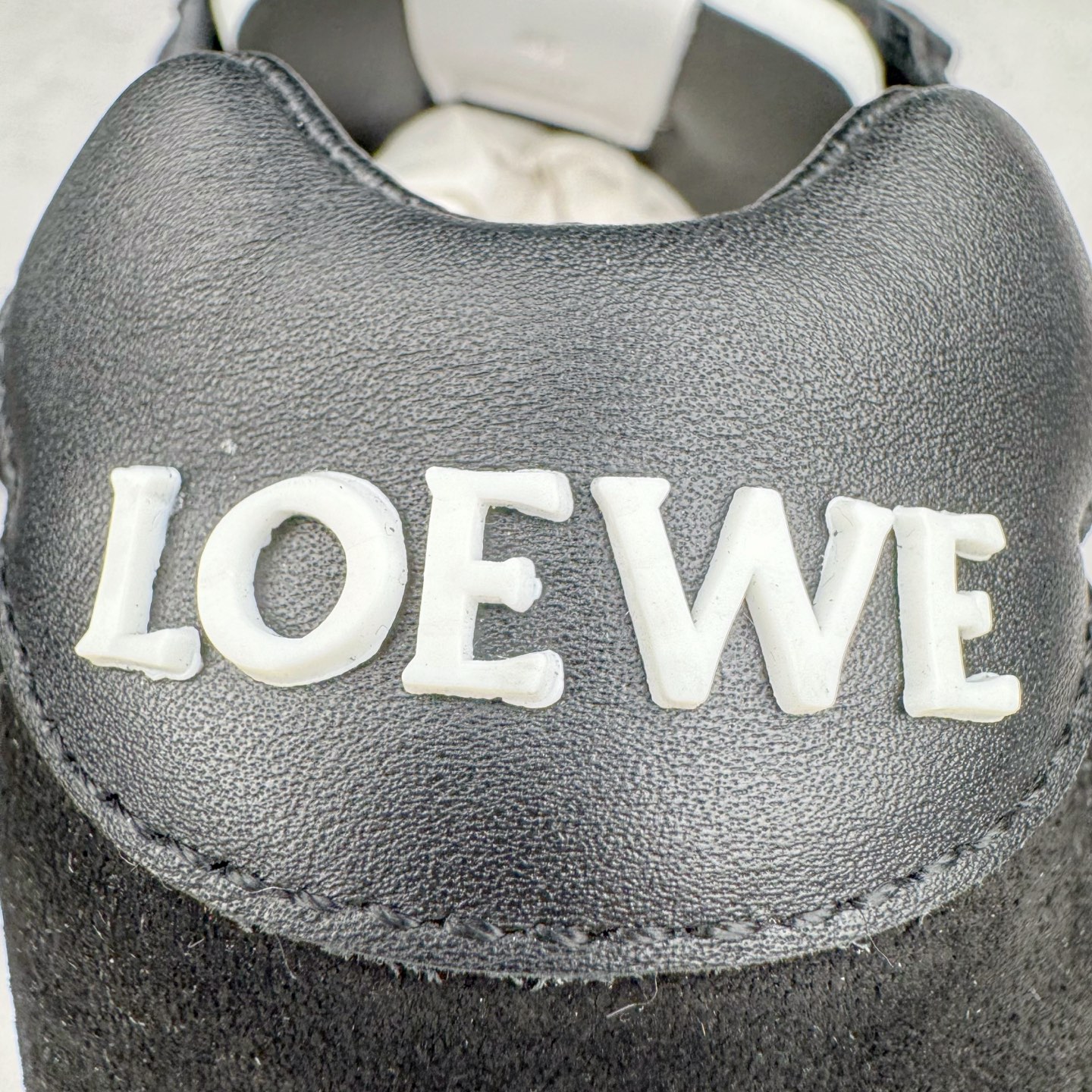 图片[15]-＃K纯原 LOEWE 2025 | Ballet Runner 2.0 罗意威新款芭蕾舞鞋拼色德训鞋阿甘鞋 全套原纸板楦头开发 后跟3D注塑橡胶LOEWE徽标 原厂数据大底磨具 进口羊皮内里加鞋垫 磁吸翻盖盒 内配帆布防尘袋 配件齐全 官方一致 原装纸板中底 带采用反绒牛皮革拼接头层皮饰片鞋面材质 鞋身原装高密度防刮防水尼龙面料 不对称鞋头造型 作为LOEWE的标志性设计 超柔软轻便且灵活的鞋底 新的波浪纹理橡胶外底 延伸至鞋头 升级的柔软皮革内衬和鞋床 提供最大舒适感 后跟有3D注塑橡胶徽标 真皮和皮料混搭彰显复古风格 拼色拼接鞋面 非常高级隐藏式小内增高 脚后跟设计新颖 柔软舒适 会被评为年度最舒适的暴走鞋 如履平地 内娱明星杨幂等众多同款上脚 小红书 一系列素材图 极具爆款 尺码：35 36 37 38 39 40 41 42 43 44 45-选品中心