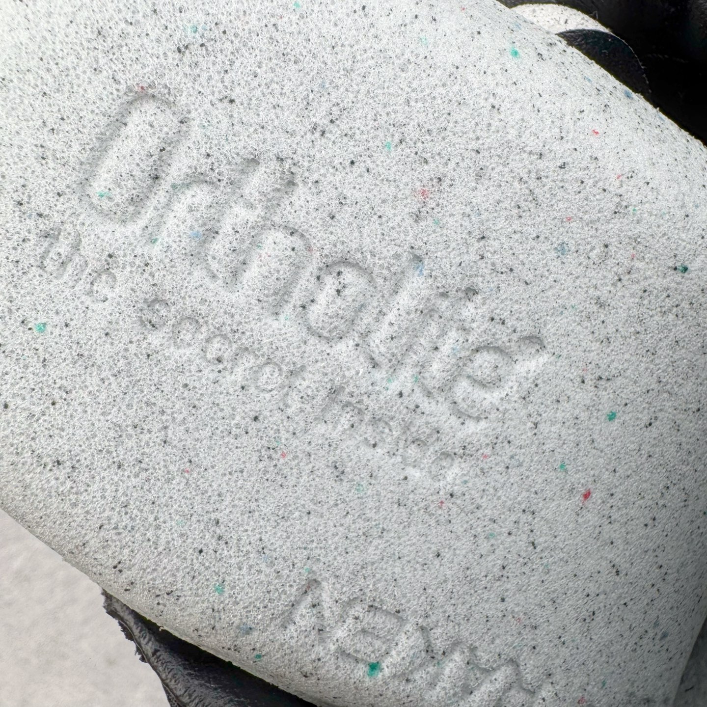 图片[18]-＃K纯原 LOEWE 2025 | Ballet Runner 2.0 罗意威新款芭蕾舞鞋拼色德训鞋阿甘鞋 全套原纸板楦头开发 后跟3D注塑橡胶LOEWE徽标 原厂数据大底磨具 进口羊皮内里加鞋垫 磁吸翻盖盒 内配帆布防尘袋 配件齐全 官方一致 原装纸板中底 带采用反绒牛皮革拼接头层皮饰片鞋面材质 鞋身原装高密度防刮防水尼龙面料 不对称鞋头造型 作为LOEWE的标志性设计 超柔软轻便且灵活的鞋底 新的波浪纹理橡胶外底 延伸至鞋头 升级的柔软皮革内衬和鞋床 提供最大舒适感 后跟有3D注塑橡胶徽标 真皮和皮料混搭彰显复古风格 拼色拼接鞋面 非常高级隐藏式小内增高 脚后跟设计新颖 柔软舒适 会被评为年度最舒适的暴走鞋 如履平地 内娱明星杨幂等众多同款上脚 小红书 一系列素材图 极具爆款 尺码：35 36 37 38 39 40 41 42 43 44 45-选品中心