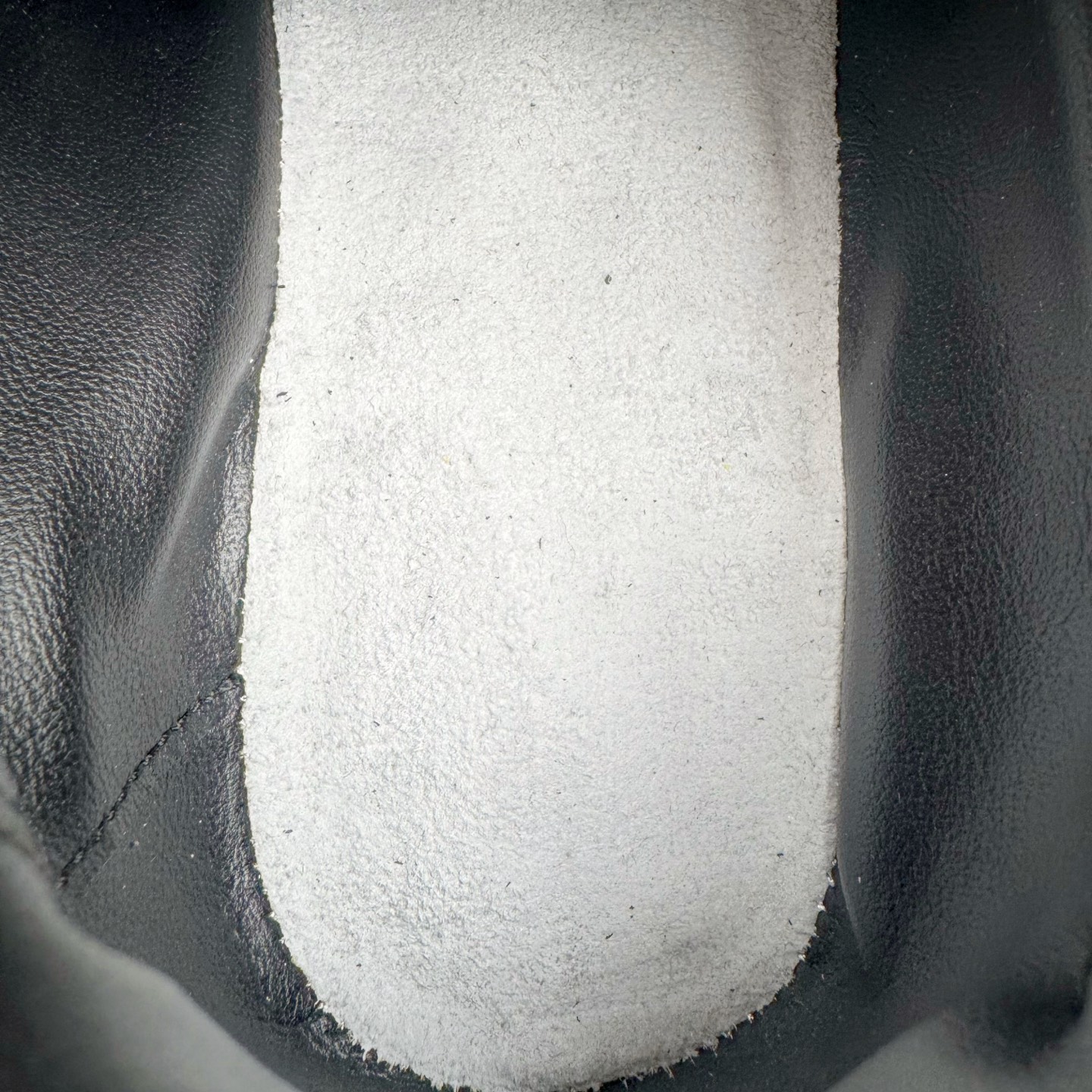 图片[17]-＃K纯原 LOEWE 2025 | Ballet Runner 2.0 罗意威新款芭蕾舞鞋拼色德训鞋阿甘鞋 全套原纸板楦头开发 后跟3D注塑橡胶LOEWE徽标 原厂数据大底磨具 进口羊皮内里加鞋垫 磁吸翻盖盒 内配帆布防尘袋 配件齐全 官方一致 原装纸板中底 带采用反绒牛皮革拼接头层皮饰片鞋面材质 鞋身原装高密度防刮防水尼龙面料 不对称鞋头造型 作为LOEWE的标志性设计 超柔软轻便且灵活的鞋底 新的波浪纹理橡胶外底 延伸至鞋头 升级的柔软皮革内衬和鞋床 提供最大舒适感 后跟有3D注塑橡胶徽标 真皮和皮料混搭彰显复古风格 拼色拼接鞋面 非常高级隐藏式小内增高 脚后跟设计新颖 柔软舒适 会被评为年度最舒适的暴走鞋 如履平地 内娱明星杨幂等众多同款上脚 小红书 一系列素材图 极具爆款 尺码：35 36 37 38 39 40 41 42 43 44 45-选品中心