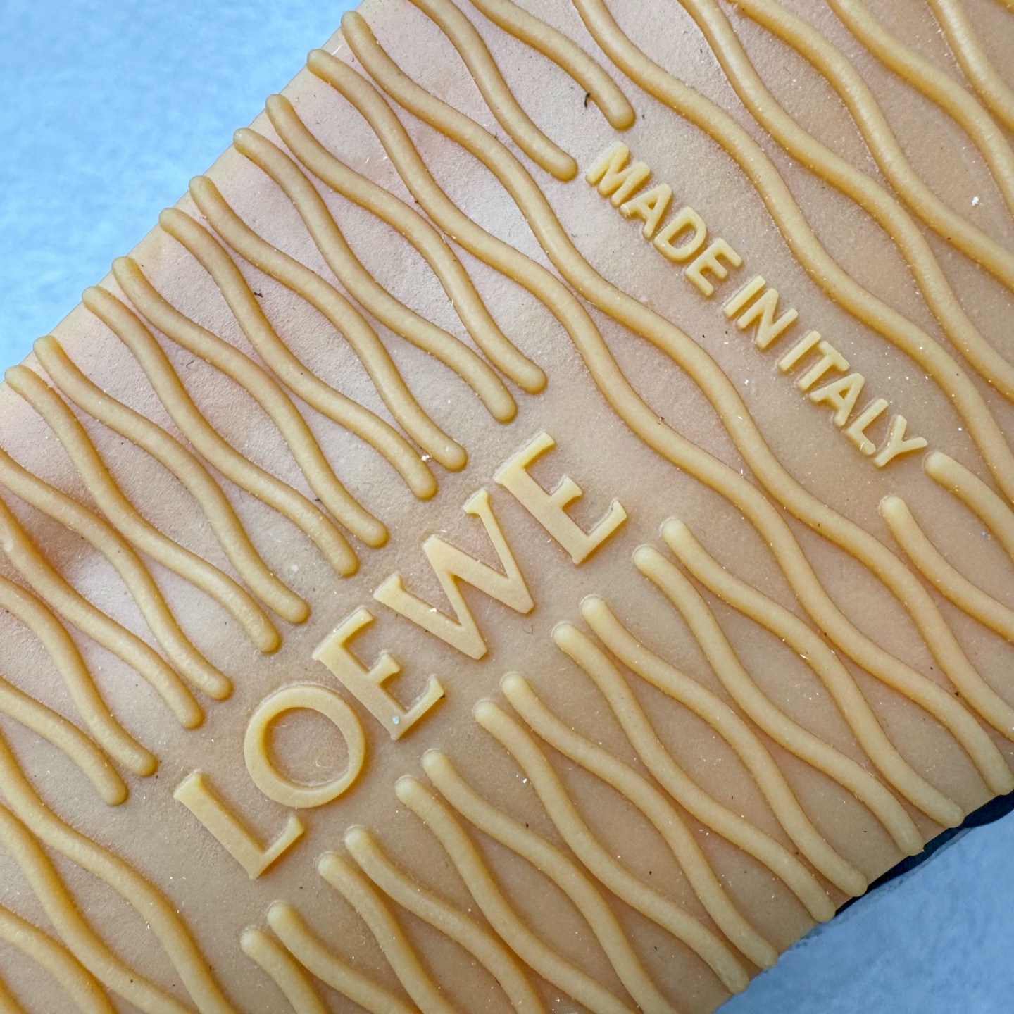 图片[13]-＃K纯原 LOEWE 2025 | Ballet Runner 2.0 罗意威新款芭蕾舞鞋拼色德训鞋阿甘鞋 全套原纸板楦头开发 后跟3D注塑橡胶LOEWE徽标 原厂数据大底磨具 进口羊皮内里加鞋垫 磁吸翻盖盒 内配帆布防尘袋 配件齐全 官方一致 原装纸板中底 带采用反绒牛皮革拼接头层皮饰片鞋面材质 鞋身原装高密度防刮防水尼龙面料 不对称鞋头造型 作为LOEWE的标志性设计 超柔软轻便且灵活的鞋底 新的波浪纹理橡胶外底 延伸至鞋头 升级的柔软皮革内衬和鞋床 提供最大舒适感 后跟有3D注塑橡胶徽标 真皮和皮料混搭彰显复古风格 拼色拼接鞋面 非常高级隐藏式小内增高 脚后跟设计新颖 柔软舒适 会被评为年度最舒适的暴走鞋 如履平地 内娱明星杨幂等众多同款上脚 小红书 一系列素材图 极具爆款 尺码：35 36 37 38 39 40 41 42 43 44 45-选品中心