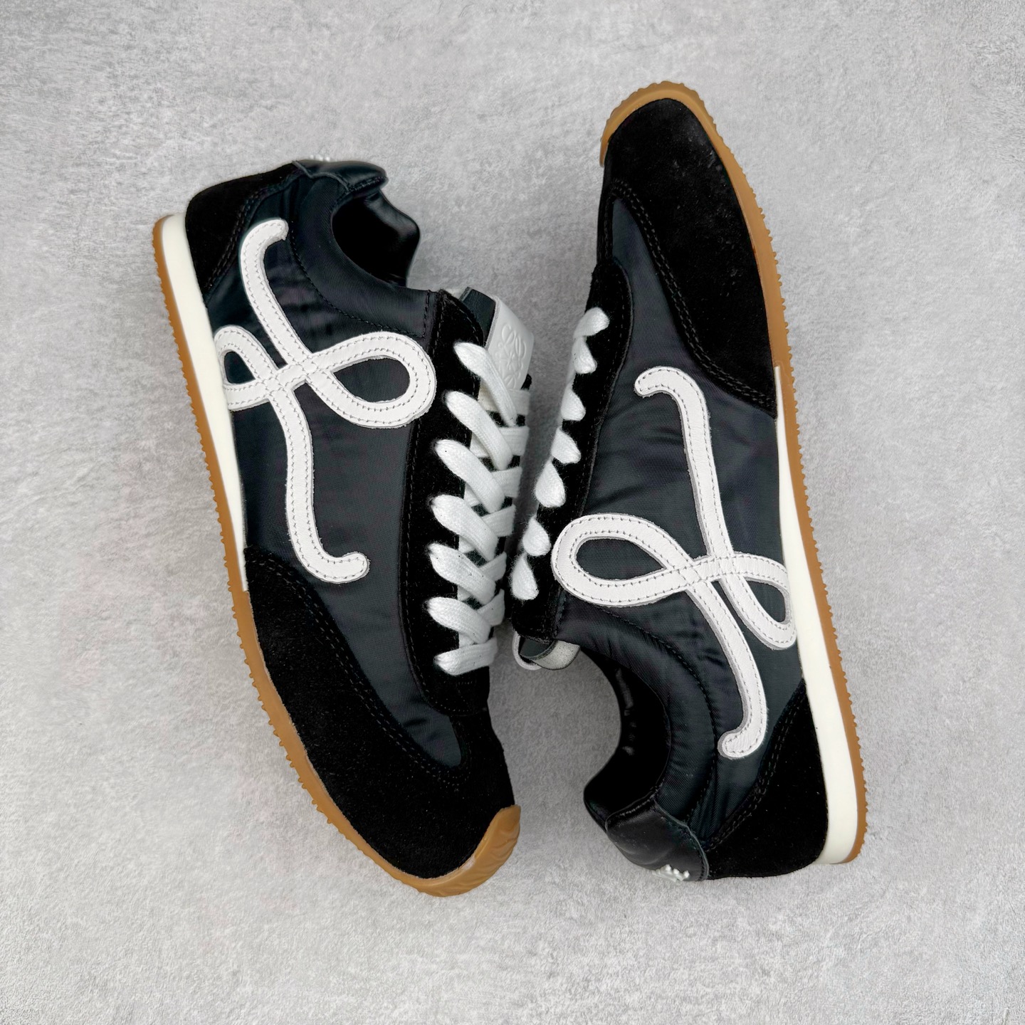 图片[3]-＃K纯原 LOEWE 2025 | Ballet Runner 2.0 罗意威新款芭蕾舞鞋拼色德训鞋阿甘鞋 全套原纸板楦头开发 后跟3D注塑橡胶LOEWE徽标 原厂数据大底磨具 进口羊皮内里加鞋垫 磁吸翻盖盒 内配帆布防尘袋 配件齐全 官方一致 原装纸板中底 带采用反绒牛皮革拼接头层皮饰片鞋面材质 鞋身原装高密度防刮防水尼龙面料 不对称鞋头造型 作为LOEWE的标志性设计 超柔软轻便且灵活的鞋底 新的波浪纹理橡胶外底 延伸至鞋头 升级的柔软皮革内衬和鞋床 提供最大舒适感 后跟有3D注塑橡胶徽标 真皮和皮料混搭彰显复古风格 拼色拼接鞋面 非常高级隐藏式小内增高 脚后跟设计新颖 柔软舒适 会被评为年度最舒适的暴走鞋 如履平地 内娱明星杨幂等众多同款上脚 小红书 一系列素材图 极具爆款 尺码：35 36 37 38 39 40 41 42 43 44 45-选品中心