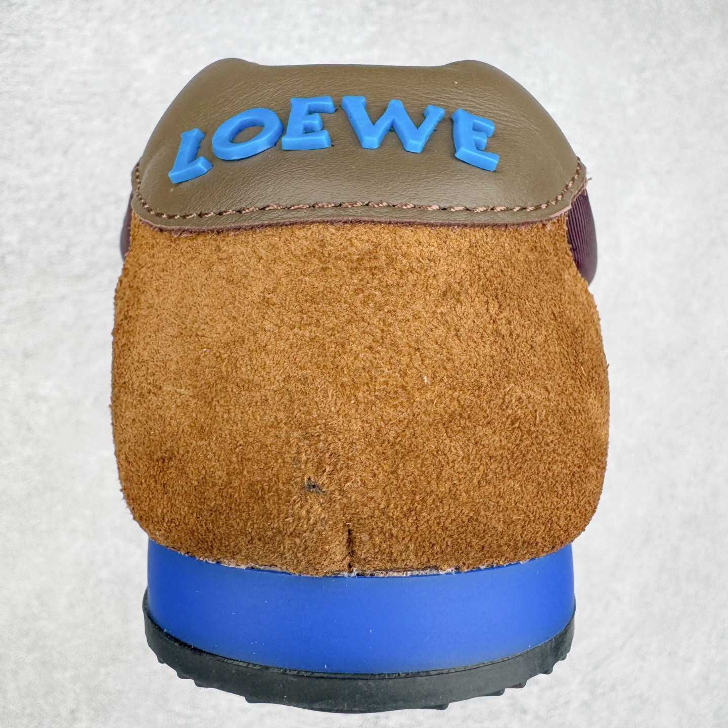 图片[8]-＃K纯原 LOEWE 2025 | Ballet Runner 2.0 罗意威新款芭蕾舞鞋拼色德训鞋阿甘鞋 全套原纸板楦头开发 后跟3D注塑橡胶LOEWE徽标 原厂数据大底磨具 进口羊皮内里加鞋垫 磁吸翻盖盒 内配帆布防尘袋 配件齐全 官方一致 原装纸板中底 带采用反绒牛皮革拼接头层皮饰片鞋面材质 鞋身原装高密度防刮防水尼龙面料 不对称鞋头造型 作为LOEWE的标志性设计 超柔软轻便且灵活的鞋底 新的波浪纹理橡胶外底 延伸至鞋头 升级的柔软皮革内衬和鞋床 提供最大舒适感 后跟有3D注塑橡胶徽标 真皮和皮料混搭彰显复古风格 拼色拼接鞋面 非常高级隐藏式小内增高 脚后跟设计新颖 柔软舒适 会被评为年度最舒适的暴走鞋 如履平地 内娱明星杨幂等众多同款上脚 小红书 一系列素材图 极具爆款 尺码：35 36 37 38 39 40 41 42 43 44 45-选品中心