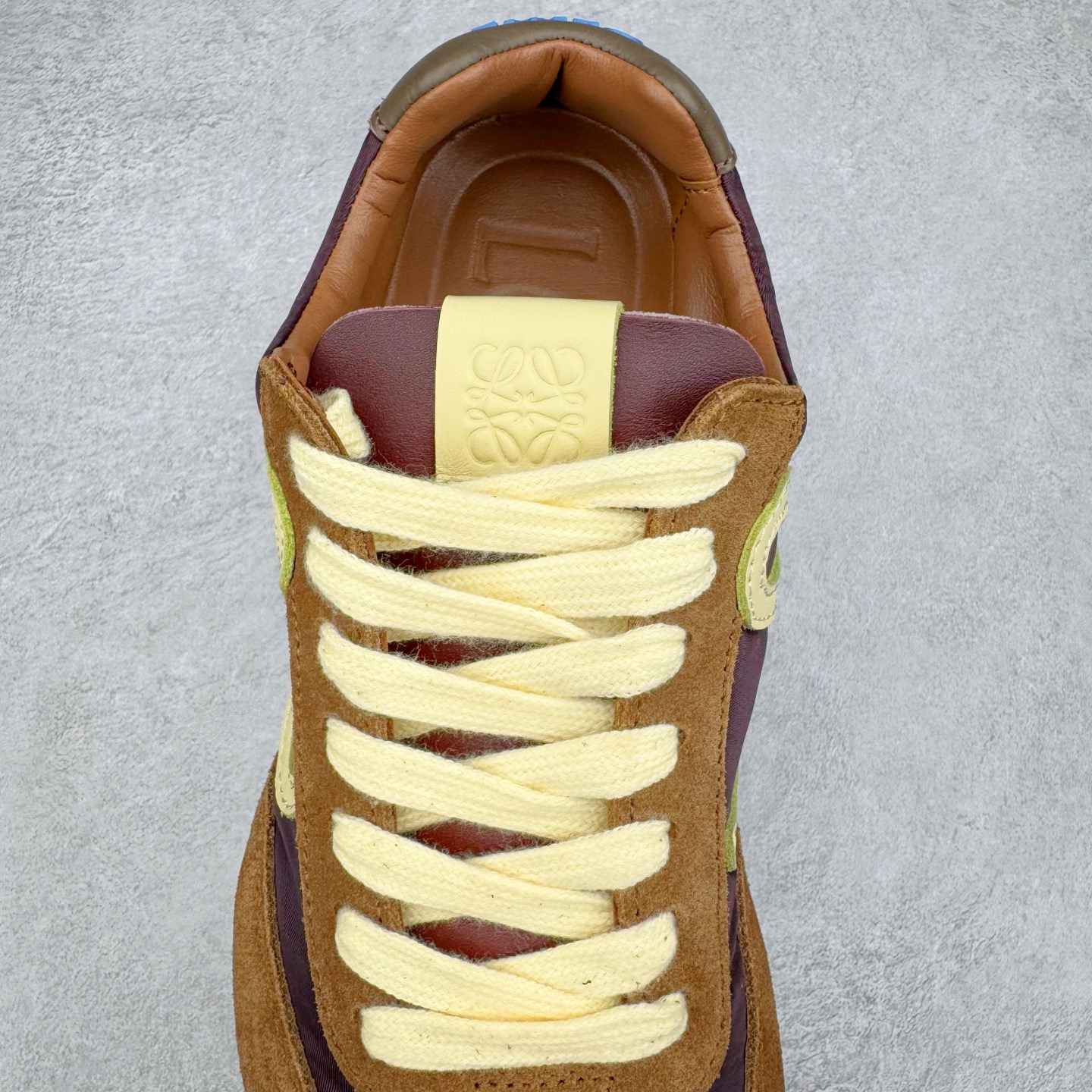 图片[5]-＃K纯原 LOEWE 2025 | Ballet Runner 2.0 罗意威新款芭蕾舞鞋拼色德训鞋阿甘鞋 全套原纸板楦头开发 后跟3D注塑橡胶LOEWE徽标 原厂数据大底磨具 进口羊皮内里加鞋垫 磁吸翻盖盒 内配帆布防尘袋 配件齐全 官方一致 原装纸板中底 带采用反绒牛皮革拼接头层皮饰片鞋面材质 鞋身原装高密度防刮防水尼龙面料 不对称鞋头造型 作为LOEWE的标志性设计 超柔软轻便且灵活的鞋底 新的波浪纹理橡胶外底 延伸至鞋头 升级的柔软皮革内衬和鞋床 提供最大舒适感 后跟有3D注塑橡胶徽标 真皮和皮料混搭彰显复古风格 拼色拼接鞋面 非常高级隐藏式小内增高 脚后跟设计新颖 柔软舒适 会被评为年度最舒适的暴走鞋 如履平地 内娱明星杨幂等众多同款上脚 小红书 一系列素材图 极具爆款 尺码：35 36 37 38 39 40 41 42 43 44 45-选品中心