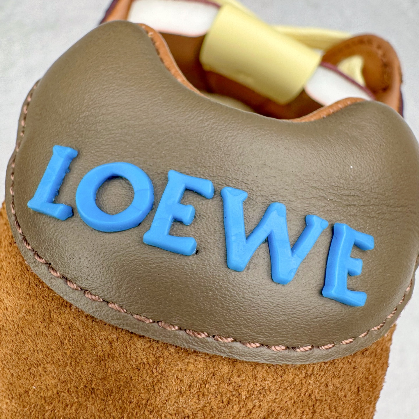 图片[16]-＃K纯原 LOEWE 2025 | Ballet Runner 2.0 罗意威新款芭蕾舞鞋拼色德训鞋阿甘鞋 全套原纸板楦头开发 后跟3D注塑橡胶LOEWE徽标 原厂数据大底磨具 进口羊皮内里加鞋垫 磁吸翻盖盒 内配帆布防尘袋 配件齐全 官方一致 原装纸板中底 带采用反绒牛皮革拼接头层皮饰片鞋面材质 鞋身原装高密度防刮防水尼龙面料 不对称鞋头造型 作为LOEWE的标志性设计 超柔软轻便且灵活的鞋底 新的波浪纹理橡胶外底 延伸至鞋头 升级的柔软皮革内衬和鞋床 提供最大舒适感 后跟有3D注塑橡胶徽标 真皮和皮料混搭彰显复古风格 拼色拼接鞋面 非常高级隐藏式小内增高 脚后跟设计新颖 柔软舒适 会被评为年度最舒适的暴走鞋 如履平地 内娱明星杨幂等众多同款上脚 小红书 一系列素材图 极具爆款 尺码：35 36 37 38 39 40 41 42 43 44 45-选品中心