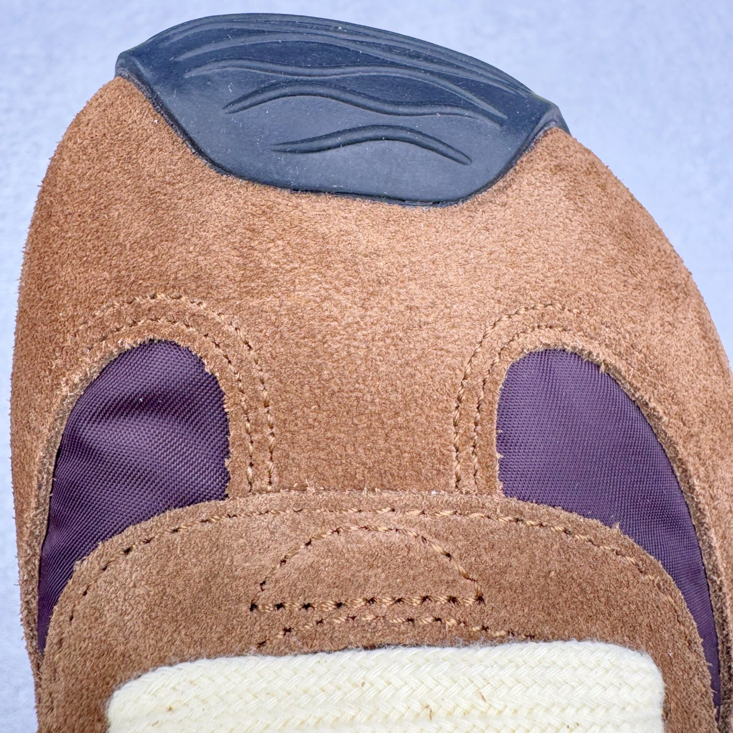 图片[15]-＃K纯原 LOEWE 2025 | Ballet Runner 2.0 罗意威新款芭蕾舞鞋拼色德训鞋阿甘鞋 全套原纸板楦头开发 后跟3D注塑橡胶LOEWE徽标 原厂数据大底磨具 进口羊皮内里加鞋垫 磁吸翻盖盒 内配帆布防尘袋 配件齐全 官方一致 原装纸板中底 带采用反绒牛皮革拼接头层皮饰片鞋面材质 鞋身原装高密度防刮防水尼龙面料 不对称鞋头造型 作为LOEWE的标志性设计 超柔软轻便且灵活的鞋底 新的波浪纹理橡胶外底 延伸至鞋头 升级的柔软皮革内衬和鞋床 提供最大舒适感 后跟有3D注塑橡胶徽标 真皮和皮料混搭彰显复古风格 拼色拼接鞋面 非常高级隐藏式小内增高 脚后跟设计新颖 柔软舒适 会被评为年度最舒适的暴走鞋 如履平地 内娱明星杨幂等众多同款上脚 小红书 一系列素材图 极具爆款 尺码：35 36 37 38 39 40 41 42 43 44 45-选品中心