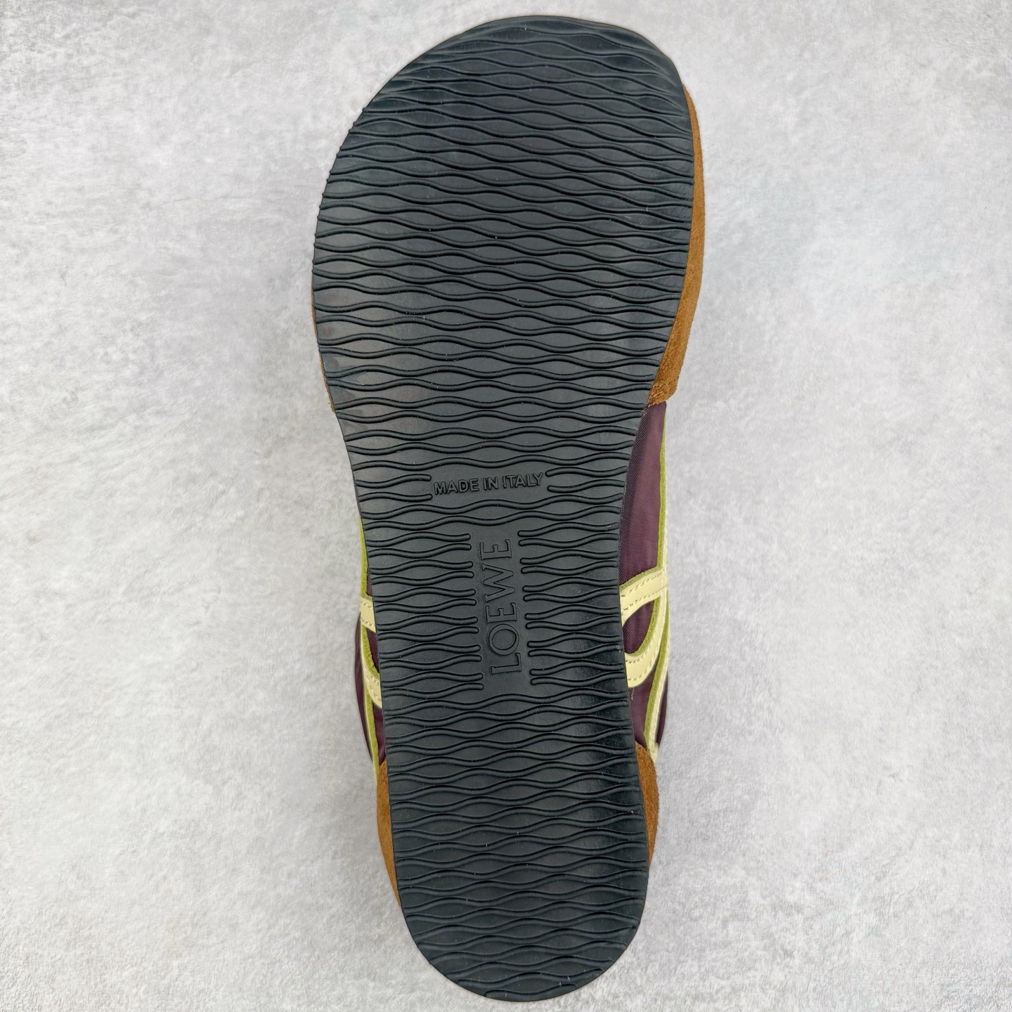 图片[9]-＃K纯原 LOEWE 2025 | Ballet Runner 2.0 罗意威新款芭蕾舞鞋拼色德训鞋阿甘鞋 全套原纸板楦头开发 后跟3D注塑橡胶LOEWE徽标 原厂数据大底磨具 进口羊皮内里加鞋垫 磁吸翻盖盒 内配帆布防尘袋 配件齐全 官方一致 原装纸板中底 带采用反绒牛皮革拼接头层皮饰片鞋面材质 鞋身原装高密度防刮防水尼龙面料 不对称鞋头造型 作为LOEWE的标志性设计 超柔软轻便且灵活的鞋底 新的波浪纹理橡胶外底 延伸至鞋头 升级的柔软皮革内衬和鞋床 提供最大舒适感 后跟有3D注塑橡胶徽标 真皮和皮料混搭彰显复古风格 拼色拼接鞋面 非常高级隐藏式小内增高 脚后跟设计新颖 柔软舒适 会被评为年度最舒适的暴走鞋 如履平地 内娱明星杨幂等众多同款上脚 小红书 一系列素材图 极具爆款 尺码：35 36 37 38 39 40 41 42 43 44 45-选品中心