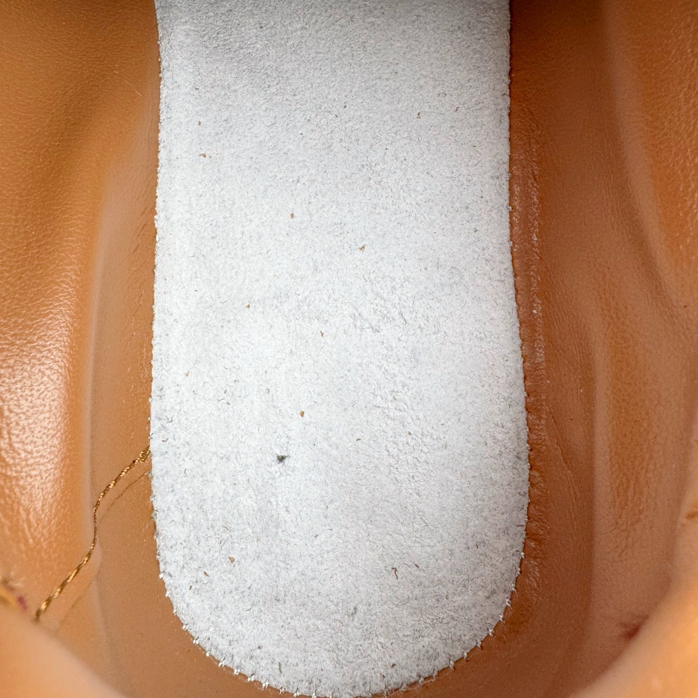 图片[10]-＃K纯原 LOEWE 2025 | Ballet Runner 2.0 罗意威新款芭蕾舞鞋拼色德训鞋阿甘鞋 全套原纸板楦头开发 后跟3D注塑橡胶LOEWE徽标 原厂数据大底磨具 进口羊皮内里加鞋垫 磁吸翻盖盒 内配帆布防尘袋 配件齐全 官方一致 原装纸板中底 带采用反绒牛皮革拼接头层皮饰片鞋面材质 鞋身原装高密度防刮防水尼龙面料 不对称鞋头造型 作为LOEWE的标志性设计 超柔软轻便且灵活的鞋底 新的波浪纹理橡胶外底 延伸至鞋头 升级的柔软皮革内衬和鞋床 提供最大舒适感 后跟有3D注塑橡胶徽标 真皮和皮料混搭彰显复古风格 拼色拼接鞋面 非常高级隐藏式小内增高 脚后跟设计新颖 柔软舒适 会被评为年度最舒适的暴走鞋 如履平地 内娱明星杨幂等众多同款上脚 小红书 一系列素材图 极具爆款 尺码：35 36 37 38 39 40 41 42 43 44 45-选品中心