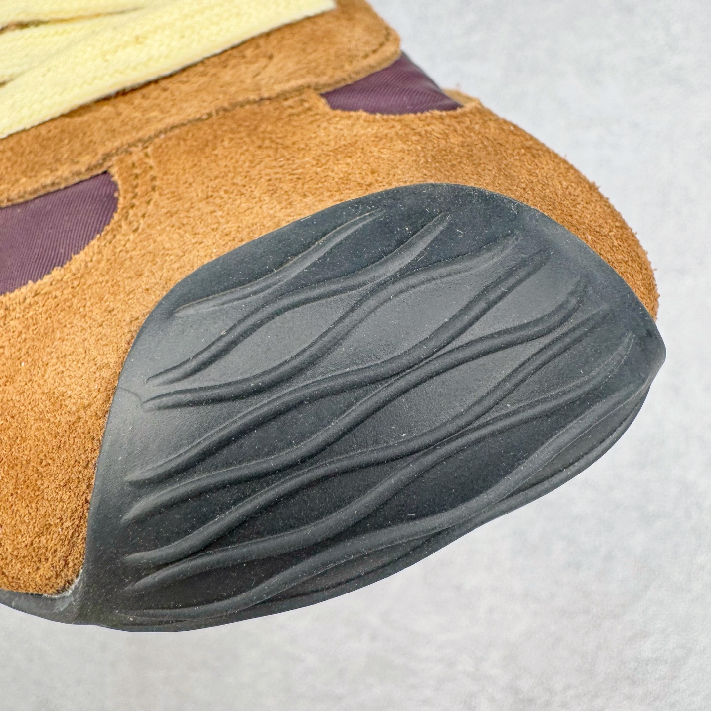 图片[14]-＃K纯原 LOEWE 2025 | Ballet Runner 2.0 罗意威新款芭蕾舞鞋拼色德训鞋阿甘鞋 全套原纸板楦头开发 后跟3D注塑橡胶LOEWE徽标 原厂数据大底磨具 进口羊皮内里加鞋垫 磁吸翻盖盒 内配帆布防尘袋 配件齐全 官方一致 原装纸板中底 带采用反绒牛皮革拼接头层皮饰片鞋面材质 鞋身原装高密度防刮防水尼龙面料 不对称鞋头造型 作为LOEWE的标志性设计 超柔软轻便且灵活的鞋底 新的波浪纹理橡胶外底 延伸至鞋头 升级的柔软皮革内衬和鞋床 提供最大舒适感 后跟有3D注塑橡胶徽标 真皮和皮料混搭彰显复古风格 拼色拼接鞋面 非常高级隐藏式小内增高 脚后跟设计新颖 柔软舒适 会被评为年度最舒适的暴走鞋 如履平地 内娱明星杨幂等众多同款上脚 小红书 一系列素材图 极具爆款 尺码：35 36 37 38 39 40 41 42 43 44 45-选品中心