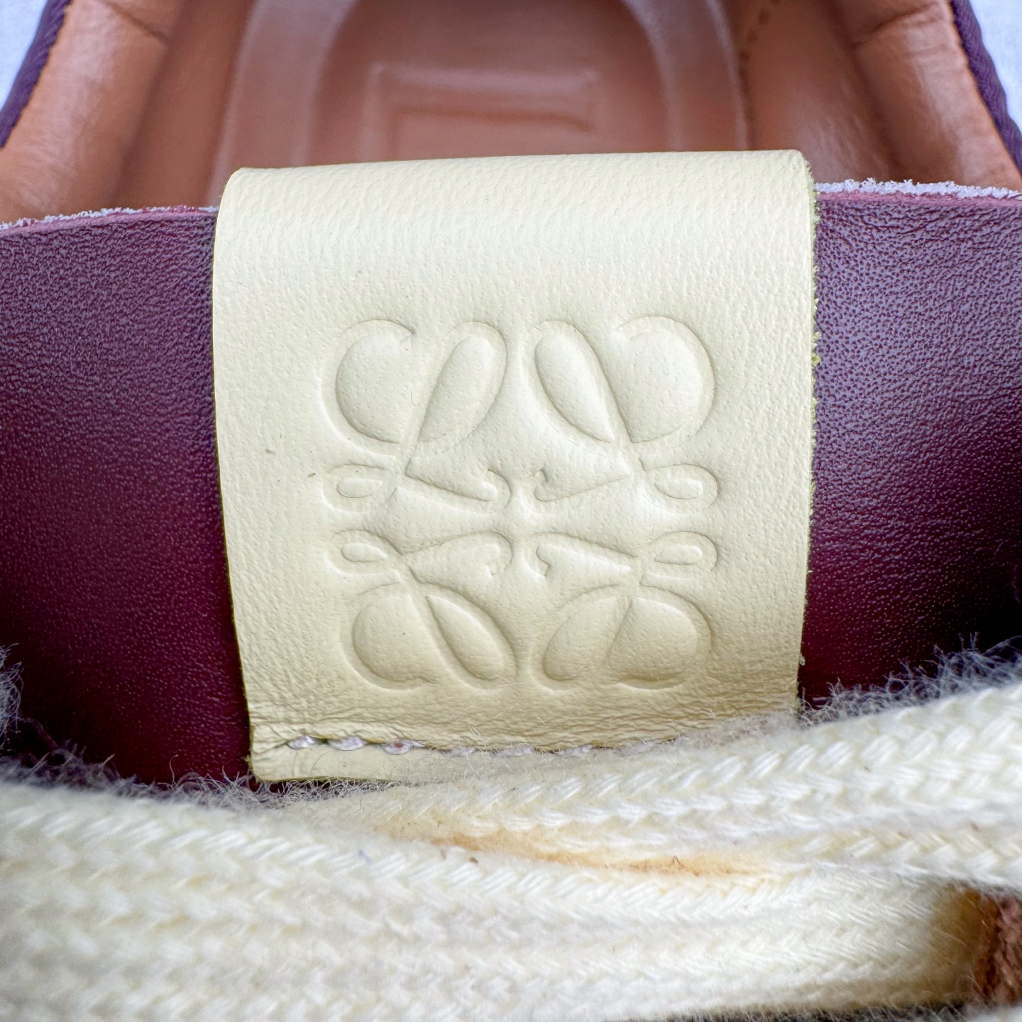 图片[13]-＃K纯原 LOEWE 2025 | Ballet Runner 2.0 罗意威新款芭蕾舞鞋拼色德训鞋阿甘鞋 全套原纸板楦头开发 后跟3D注塑橡胶LOEWE徽标 原厂数据大底磨具 进口羊皮内里加鞋垫 磁吸翻盖盒 内配帆布防尘袋 配件齐全 官方一致 原装纸板中底 带采用反绒牛皮革拼接头层皮饰片鞋面材质 鞋身原装高密度防刮防水尼龙面料 不对称鞋头造型 作为LOEWE的标志性设计 超柔软轻便且灵活的鞋底 新的波浪纹理橡胶外底 延伸至鞋头 升级的柔软皮革内衬和鞋床 提供最大舒适感 后跟有3D注塑橡胶徽标 真皮和皮料混搭彰显复古风格 拼色拼接鞋面 非常高级隐藏式小内增高 脚后跟设计新颖 柔软舒适 会被评为年度最舒适的暴走鞋 如履平地 内娱明星杨幂等众多同款上脚 小红书 一系列素材图 极具爆款 尺码：35 36 37 38 39 40 41 42 43 44 45-选品中心