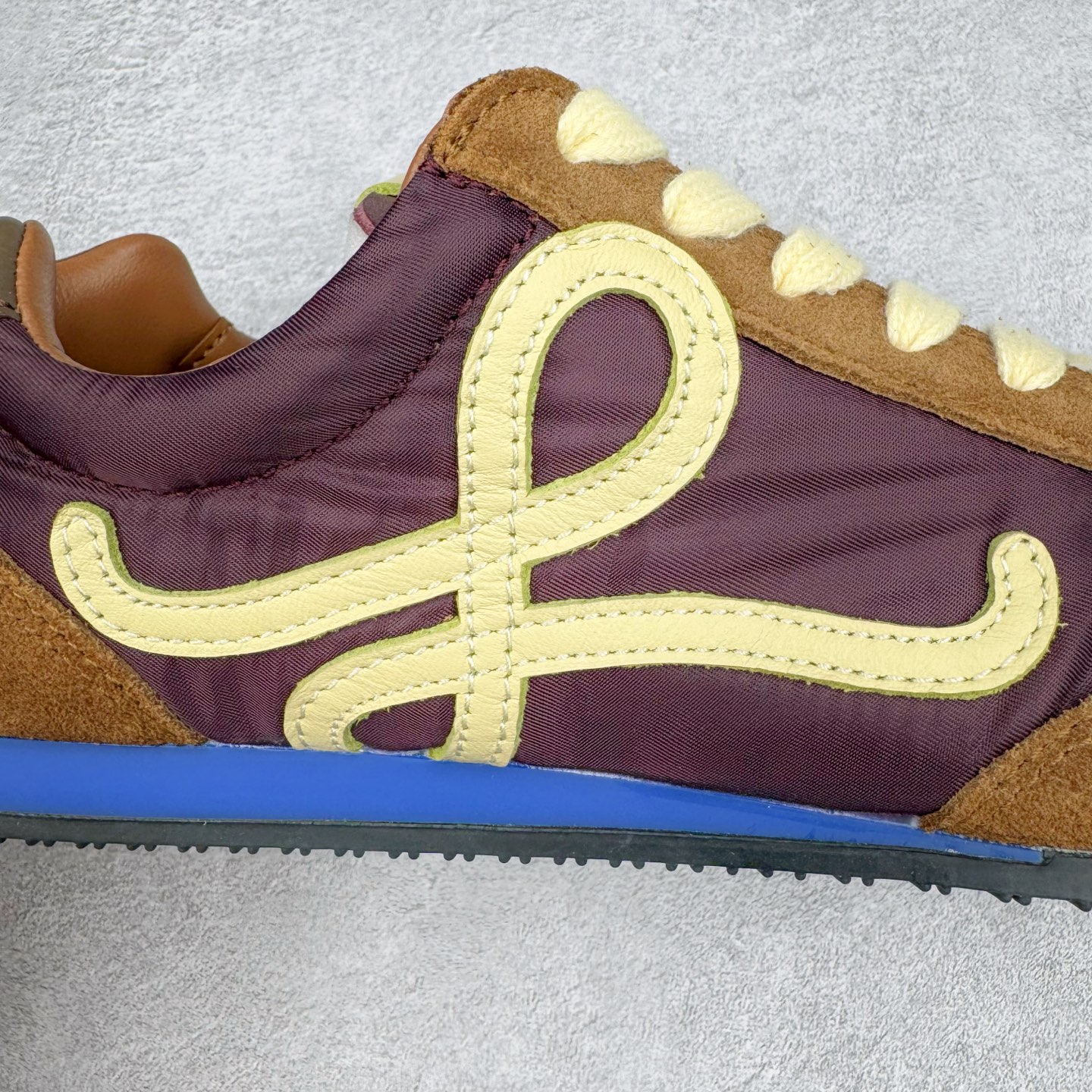 图片[17]-＃K纯原 LOEWE 2025 | Ballet Runner 2.0 罗意威新款芭蕾舞鞋拼色德训鞋阿甘鞋 全套原纸板楦头开发 后跟3D注塑橡胶LOEWE徽标 原厂数据大底磨具 进口羊皮内里加鞋垫 磁吸翻盖盒 内配帆布防尘袋 配件齐全 官方一致 原装纸板中底 带采用反绒牛皮革拼接头层皮饰片鞋面材质 鞋身原装高密度防刮防水尼龙面料 不对称鞋头造型 作为LOEWE的标志性设计 超柔软轻便且灵活的鞋底 新的波浪纹理橡胶外底 延伸至鞋头 升级的柔软皮革内衬和鞋床 提供最大舒适感 后跟有3D注塑橡胶徽标 真皮和皮料混搭彰显复古风格 拼色拼接鞋面 非常高级隐藏式小内增高 脚后跟设计新颖 柔软舒适 会被评为年度最舒适的暴走鞋 如履平地 内娱明星杨幂等众多同款上脚 小红书 一系列素材图 极具爆款 尺码：35 36 37 38 39 40 41 42 43 44 45-选品中心