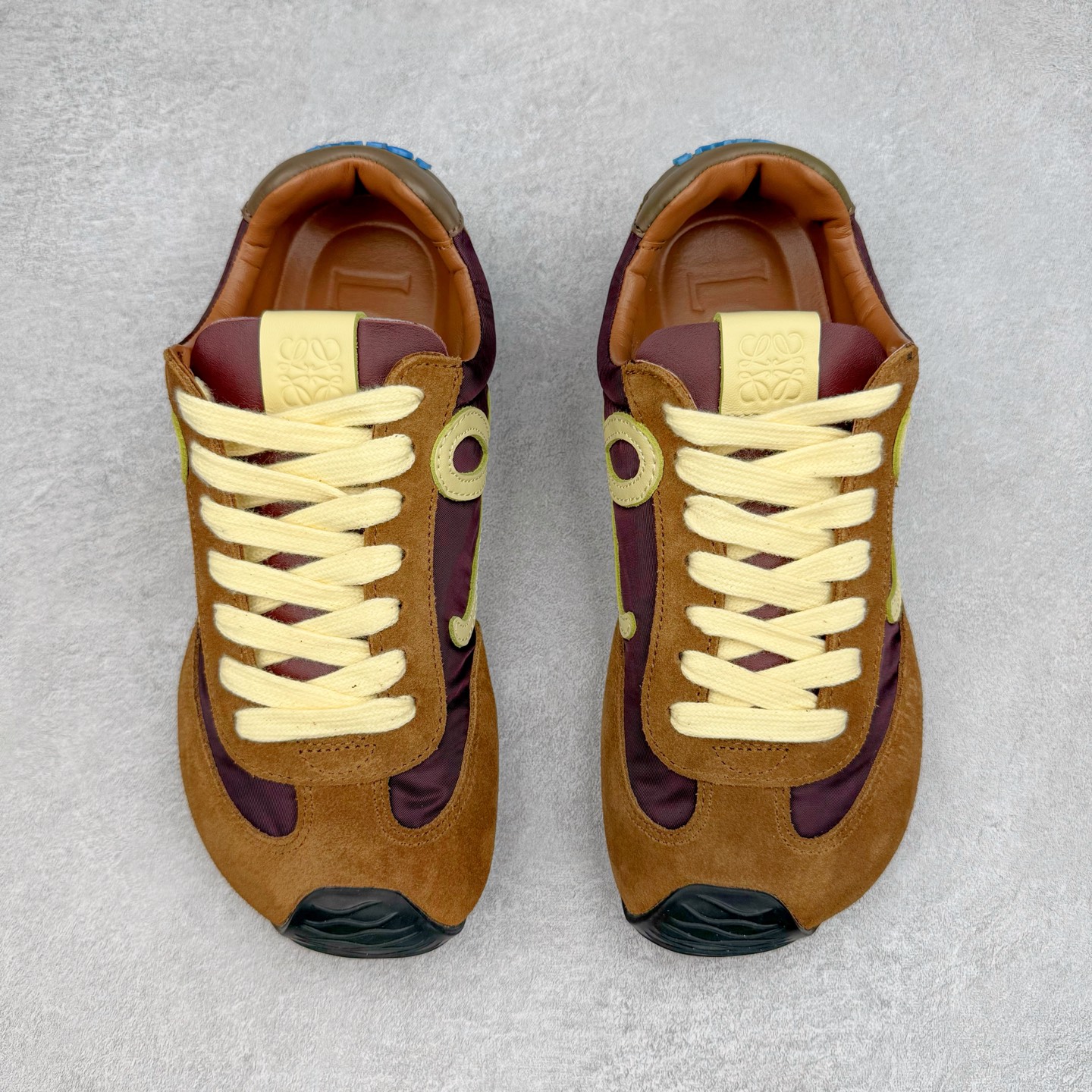 图片[2]-＃K纯原 LOEWE 2025 | Ballet Runner 2.0 罗意威新款芭蕾舞鞋拼色德训鞋阿甘鞋 全套原纸板楦头开发 后跟3D注塑橡胶LOEWE徽标 原厂数据大底磨具 进口羊皮内里加鞋垫 磁吸翻盖盒 内配帆布防尘袋 配件齐全 官方一致 原装纸板中底 带采用反绒牛皮革拼接头层皮饰片鞋面材质 鞋身原装高密度防刮防水尼龙面料 不对称鞋头造型 作为LOEWE的标志性设计 超柔软轻便且灵活的鞋底 新的波浪纹理橡胶外底 延伸至鞋头 升级的柔软皮革内衬和鞋床 提供最大舒适感 后跟有3D注塑橡胶徽标 真皮和皮料混搭彰显复古风格 拼色拼接鞋面 非常高级隐藏式小内增高 脚后跟设计新颖 柔软舒适 会被评为年度最舒适的暴走鞋 如履平地 内娱明星杨幂等众多同款上脚 小红书 一系列素材图 极具爆款 尺码：35 36 37 38 39 40 41 42 43 44 45-选品中心