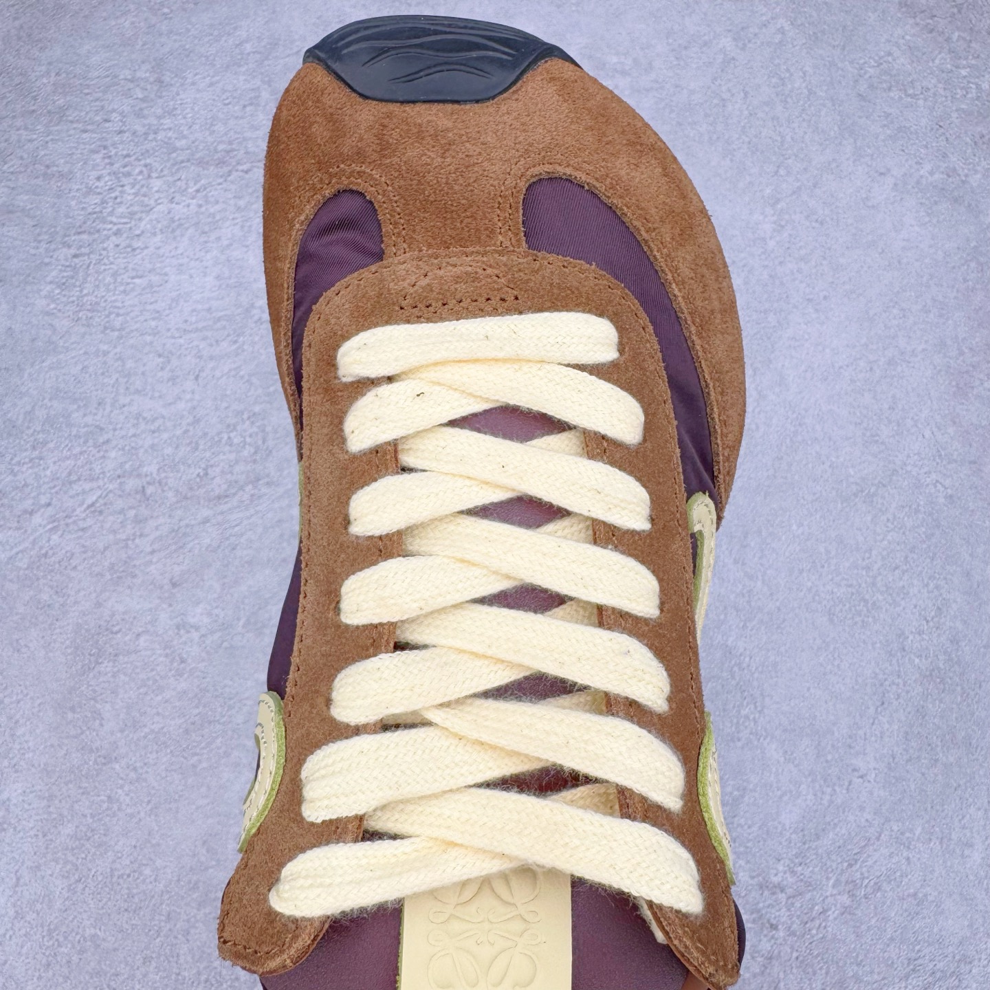 图片[4]-＃K纯原 LOEWE 2025 | Ballet Runner 2.0 罗意威新款芭蕾舞鞋拼色德训鞋阿甘鞋 全套原纸板楦头开发 后跟3D注塑橡胶LOEWE徽标 原厂数据大底磨具 进口羊皮内里加鞋垫 磁吸翻盖盒 内配帆布防尘袋 配件齐全 官方一致 原装纸板中底 带采用反绒牛皮革拼接头层皮饰片鞋面材质 鞋身原装高密度防刮防水尼龙面料 不对称鞋头造型 作为LOEWE的标志性设计 超柔软轻便且灵活的鞋底 新的波浪纹理橡胶外底 延伸至鞋头 升级的柔软皮革内衬和鞋床 提供最大舒适感 后跟有3D注塑橡胶徽标 真皮和皮料混搭彰显复古风格 拼色拼接鞋面 非常高级隐藏式小内增高 脚后跟设计新颖 柔软舒适 会被评为年度最舒适的暴走鞋 如履平地 内娱明星杨幂等众多同款上脚 小红书 一系列素材图 极具爆款 尺码：35 36 37 38 39 40 41 42 43 44 45-选品中心