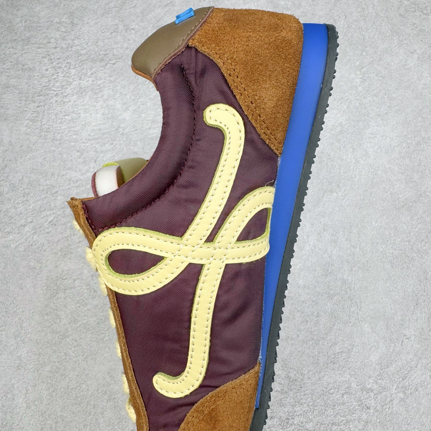 图片[7]-＃K纯原 LOEWE 2025 | Ballet Runner 2.0 罗意威新款芭蕾舞鞋拼色德训鞋阿甘鞋 全套原纸板楦头开发 后跟3D注塑橡胶LOEWE徽标 原厂数据大底磨具 进口羊皮内里加鞋垫 磁吸翻盖盒 内配帆布防尘袋 配件齐全 官方一致 原装纸板中底 带采用反绒牛皮革拼接头层皮饰片鞋面材质 鞋身原装高密度防刮防水尼龙面料 不对称鞋头造型 作为LOEWE的标志性设计 超柔软轻便且灵活的鞋底 新的波浪纹理橡胶外底 延伸至鞋头 升级的柔软皮革内衬和鞋床 提供最大舒适感 后跟有3D注塑橡胶徽标 真皮和皮料混搭彰显复古风格 拼色拼接鞋面 非常高级隐藏式小内增高 脚后跟设计新颖 柔软舒适 会被评为年度最舒适的暴走鞋 如履平地 内娱明星杨幂等众多同款上脚 小红书 一系列素材图 极具爆款 尺码：35 36 37 38 39 40 41 42 43 44 45-选品中心