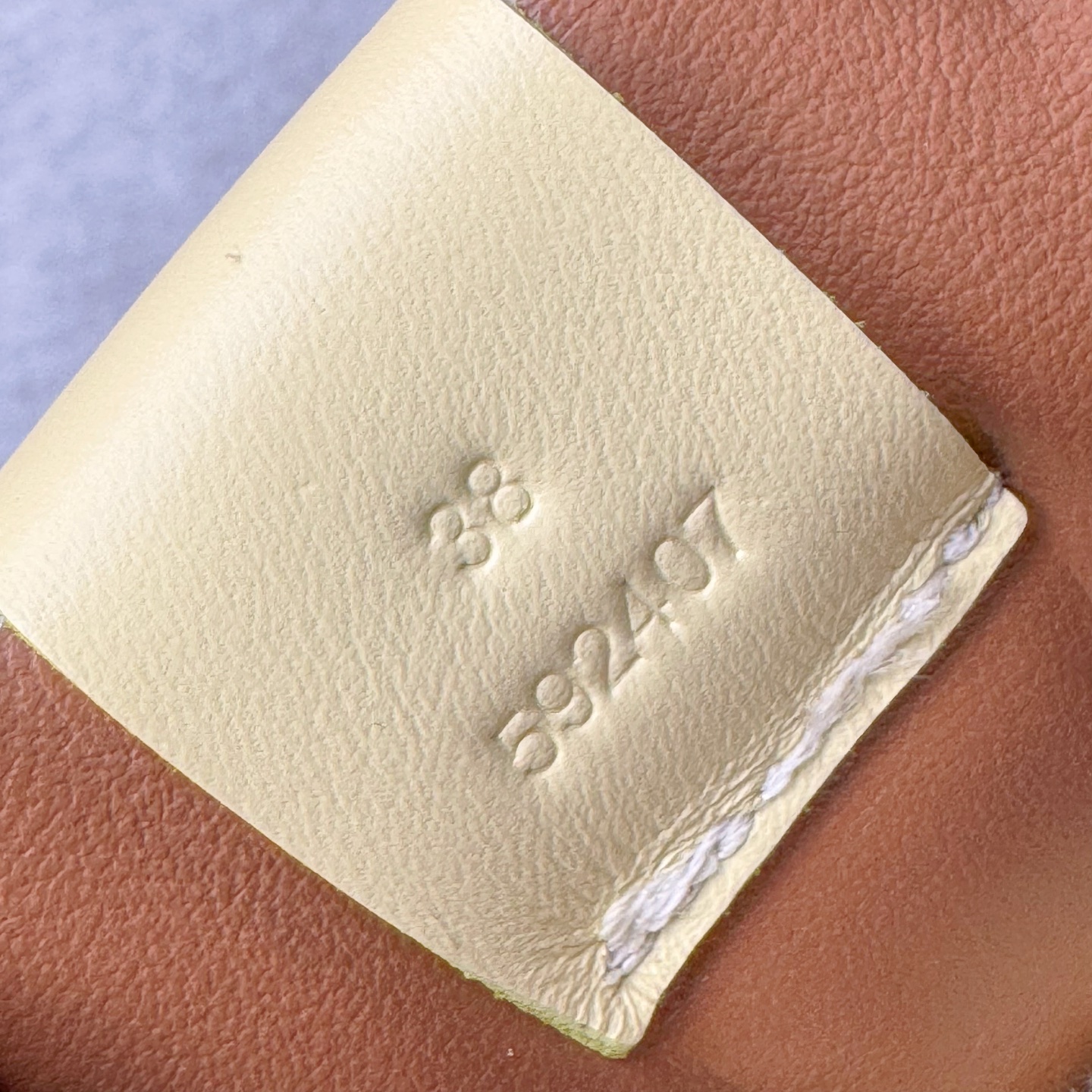 图片[11]-＃K纯原 LOEWE 2025 | Ballet Runner 2.0 罗意威新款芭蕾舞鞋拼色德训鞋阿甘鞋 全套原纸板楦头开发 后跟3D注塑橡胶LOEWE徽标 原厂数据大底磨具 进口羊皮内里加鞋垫 磁吸翻盖盒 内配帆布防尘袋 配件齐全 官方一致 原装纸板中底 带采用反绒牛皮革拼接头层皮饰片鞋面材质 鞋身原装高密度防刮防水尼龙面料 不对称鞋头造型 作为LOEWE的标志性设计 超柔软轻便且灵活的鞋底 新的波浪纹理橡胶外底 延伸至鞋头 升级的柔软皮革内衬和鞋床 提供最大舒适感 后跟有3D注塑橡胶徽标 真皮和皮料混搭彰显复古风格 拼色拼接鞋面 非常高级隐藏式小内增高 脚后跟设计新颖 柔软舒适 会被评为年度最舒适的暴走鞋 如履平地 内娱明星杨幂等众多同款上脚 小红书 一系列素材图 极具爆款 尺码：35 36 37 38 39 40 41 42 43 44 45-选品中心