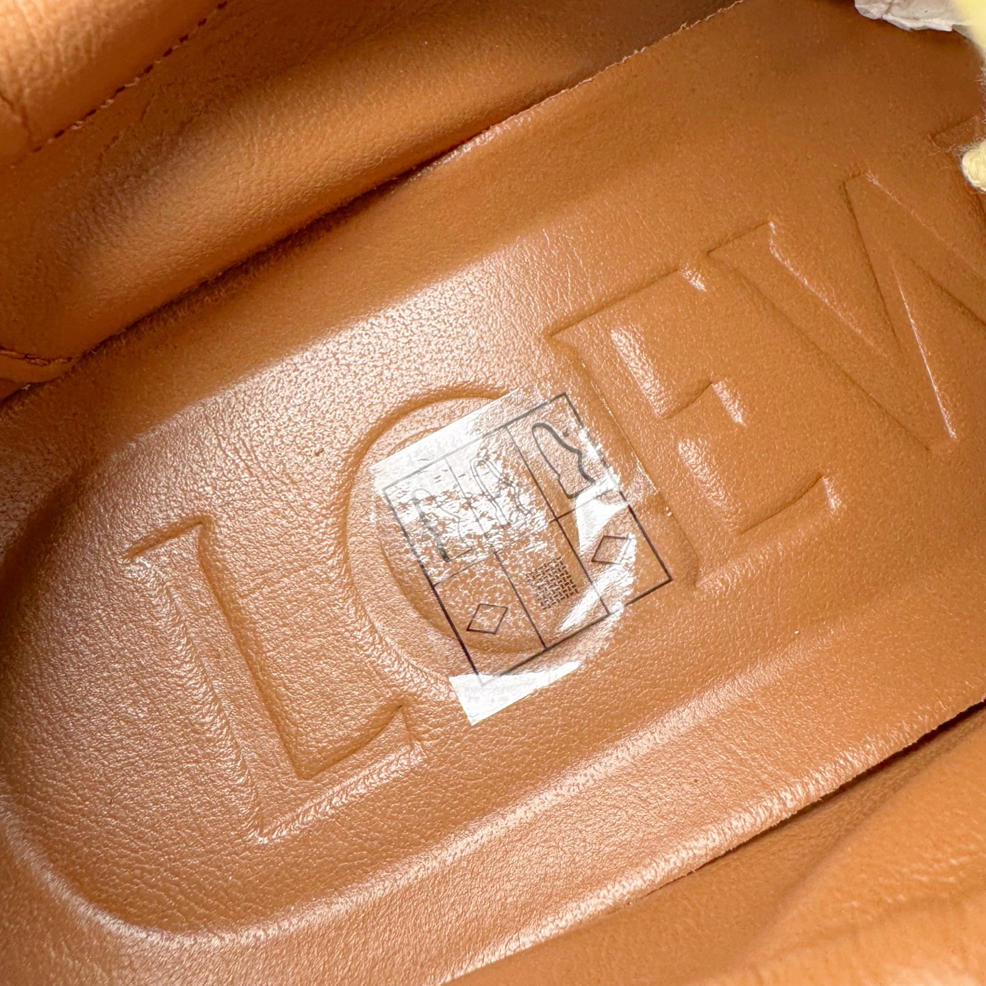 图片[12]-＃K纯原 LOEWE 2025 | Ballet Runner 2.0 罗意威新款芭蕾舞鞋拼色德训鞋阿甘鞋 全套原纸板楦头开发 后跟3D注塑橡胶LOEWE徽标 原厂数据大底磨具 进口羊皮内里加鞋垫 磁吸翻盖盒 内配帆布防尘袋 配件齐全 官方一致 原装纸板中底 带采用反绒牛皮革拼接头层皮饰片鞋面材质 鞋身原装高密度防刮防水尼龙面料 不对称鞋头造型 作为LOEWE的标志性设计 超柔软轻便且灵活的鞋底 新的波浪纹理橡胶外底 延伸至鞋头 升级的柔软皮革内衬和鞋床 提供最大舒适感 后跟有3D注塑橡胶徽标 真皮和皮料混搭彰显复古风格 拼色拼接鞋面 非常高级隐藏式小内增高 脚后跟设计新颖 柔软舒适 会被评为年度最舒适的暴走鞋 如履平地 内娱明星杨幂等众多同款上脚 小红书 一系列素材图 极具爆款 尺码：35 36 37 38 39 40 41 42 43 44 45-选品中心