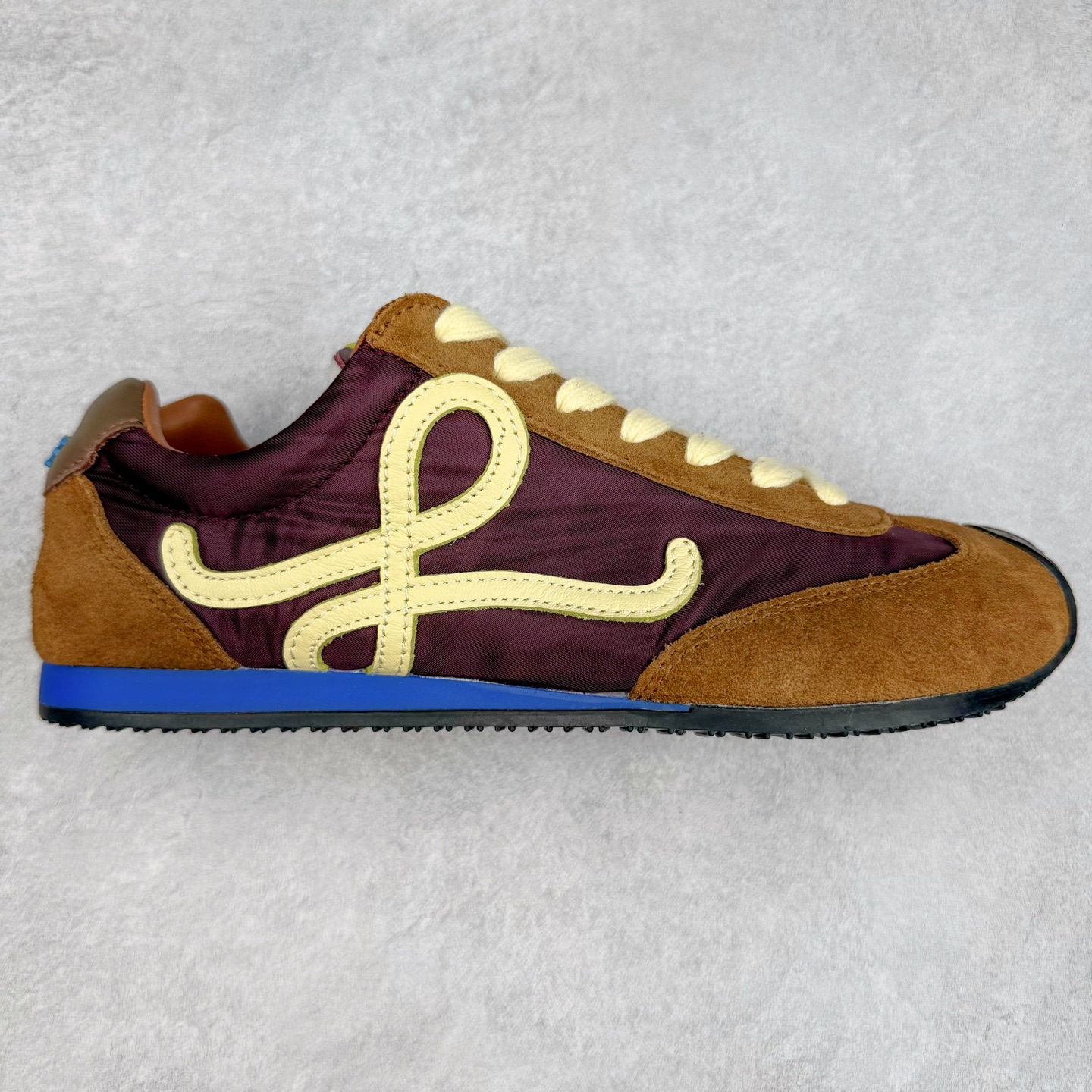 ＃K纯原 LOEWE 2025 | Ballet Runner 2.0 罗意威新款芭蕾舞鞋拼色德训鞋阿甘鞋 全套原纸板楦头开发 后跟3D注塑橡胶LOEWE徽标 原厂数据大底磨具 进口羊皮内里加鞋垫 磁吸翻盖盒 内配帆布防尘袋 配件齐全 官方一致 原装纸板中底 带采用反绒牛皮革拼接头层皮饰片鞋面材质 鞋身原装高密度防刮防水尼龙面料 不对称鞋头造型 作为LOEWE的标志性设计 超柔软轻便且灵活的鞋底 新的波浪纹理橡胶外底 延伸至鞋头 升级的柔软皮革内衬和鞋床 提供最大舒适感 后跟有3D注塑橡胶徽标 真皮和皮料混搭彰显复古风格 拼色拼接鞋面 非常高级隐藏式小内增高 脚后跟设计新颖 柔软舒适 会被评为年度最舒适的暴走鞋 如履平地 内娱明星杨幂等众多同款上脚 小红书 一系列素材图 极具爆款 尺码：35 36 37 38 39 40 41 42 43 44 45-选品中心