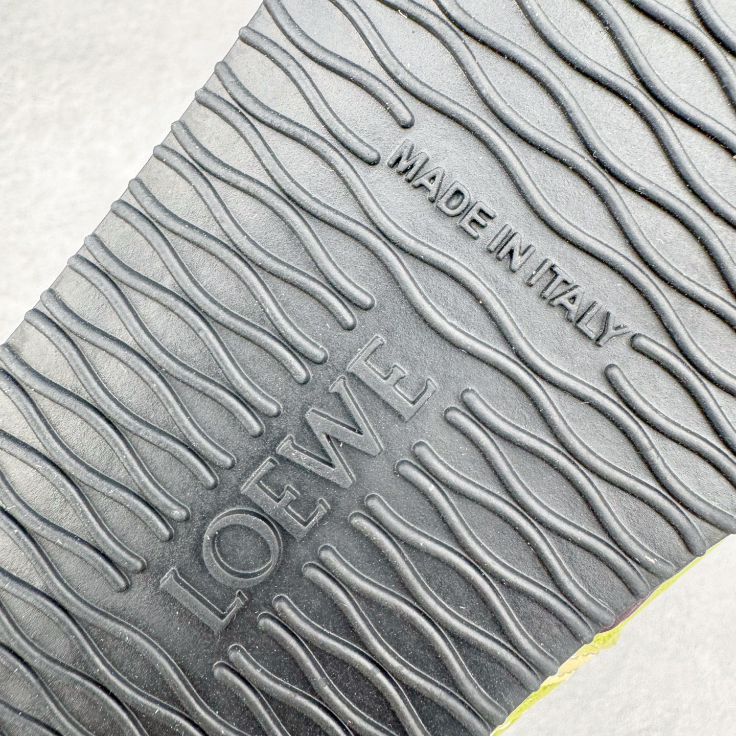 图片[18]-＃K纯原 LOEWE 2025 | Ballet Runner 2.0 罗意威新款芭蕾舞鞋拼色德训鞋阿甘鞋 全套原纸板楦头开发 后跟3D注塑橡胶LOEWE徽标 原厂数据大底磨具 进口羊皮内里加鞋垫 磁吸翻盖盒 内配帆布防尘袋 配件齐全 官方一致 原装纸板中底 带采用反绒牛皮革拼接头层皮饰片鞋面材质 鞋身原装高密度防刮防水尼龙面料 不对称鞋头造型 作为LOEWE的标志性设计 超柔软轻便且灵活的鞋底 新的波浪纹理橡胶外底 延伸至鞋头 升级的柔软皮革内衬和鞋床 提供最大舒适感 后跟有3D注塑橡胶徽标 真皮和皮料混搭彰显复古风格 拼色拼接鞋面 非常高级隐藏式小内增高 脚后跟设计新颖 柔软舒适 会被评为年度最舒适的暴走鞋 如履平地 内娱明星杨幂等众多同款上脚 小红书 一系列素材图 极具爆款 尺码：35 36 37 38 39 40 41 42 43 44 45-选品中心