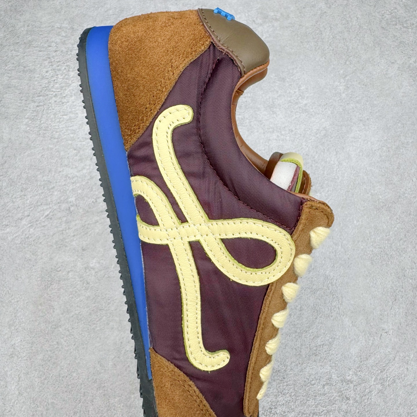 图片[6]-＃K纯原 LOEWE 2025 | Ballet Runner 2.0 罗意威新款芭蕾舞鞋拼色德训鞋阿甘鞋 全套原纸板楦头开发 后跟3D注塑橡胶LOEWE徽标 原厂数据大底磨具 进口羊皮内里加鞋垫 磁吸翻盖盒 内配帆布防尘袋 配件齐全 官方一致 原装纸板中底 带采用反绒牛皮革拼接头层皮饰片鞋面材质 鞋身原装高密度防刮防水尼龙面料 不对称鞋头造型 作为LOEWE的标志性设计 超柔软轻便且灵活的鞋底 新的波浪纹理橡胶外底 延伸至鞋头 升级的柔软皮革内衬和鞋床 提供最大舒适感 后跟有3D注塑橡胶徽标 真皮和皮料混搭彰显复古风格 拼色拼接鞋面 非常高级隐藏式小内增高 脚后跟设计新颖 柔软舒适 会被评为年度最舒适的暴走鞋 如履平地 内娱明星杨幂等众多同款上脚 小红书 一系列素材图 极具爆款 尺码：35 36 37 38 39 40 41 42 43 44 45-选品中心