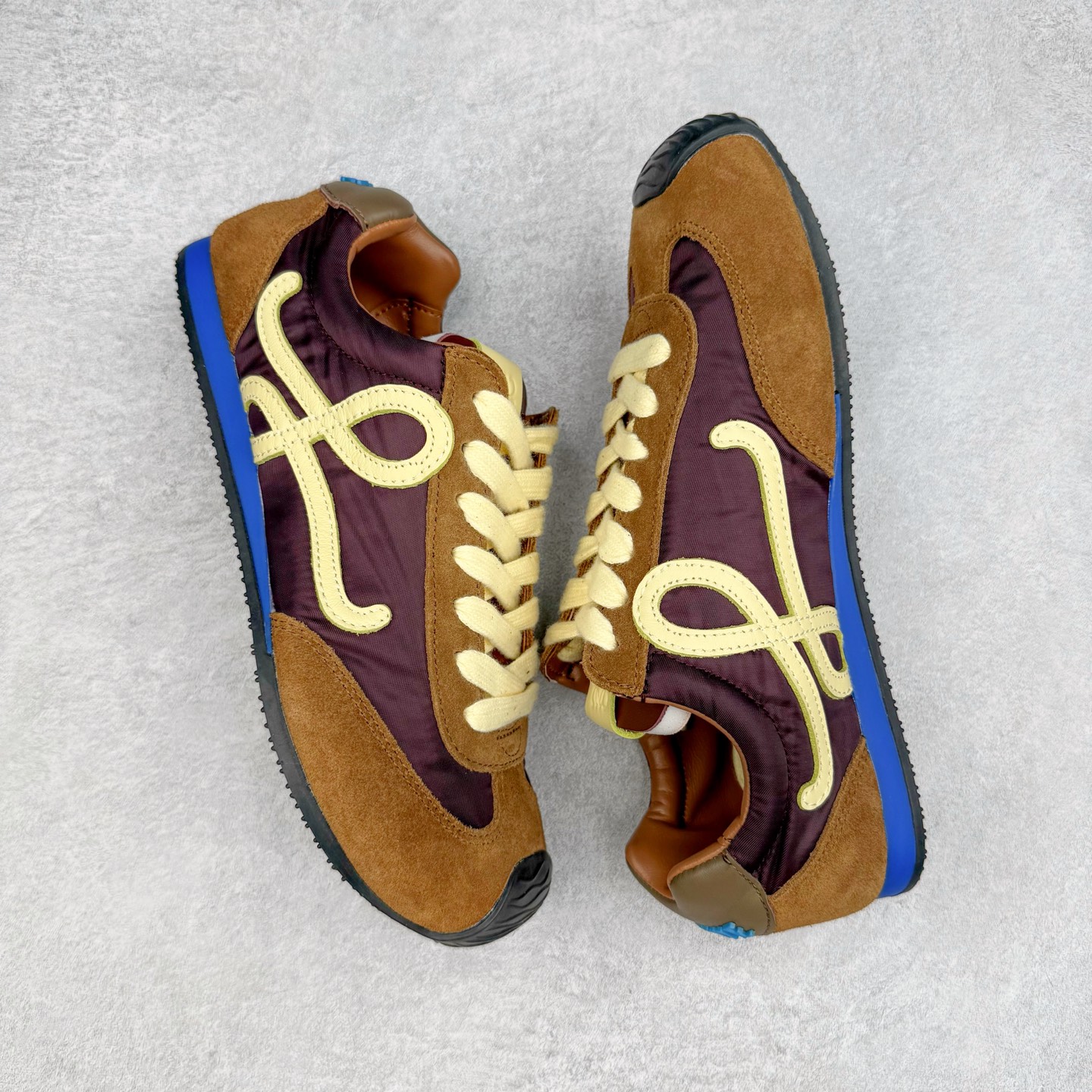 图片[3]-＃K纯原 LOEWE 2025 | Ballet Runner 2.0 罗意威新款芭蕾舞鞋拼色德训鞋阿甘鞋 全套原纸板楦头开发 后跟3D注塑橡胶LOEWE徽标 原厂数据大底磨具 进口羊皮内里加鞋垫 磁吸翻盖盒 内配帆布防尘袋 配件齐全 官方一致 原装纸板中底 带采用反绒牛皮革拼接头层皮饰片鞋面材质 鞋身原装高密度防刮防水尼龙面料 不对称鞋头造型 作为LOEWE的标志性设计 超柔软轻便且灵活的鞋底 新的波浪纹理橡胶外底 延伸至鞋头 升级的柔软皮革内衬和鞋床 提供最大舒适感 后跟有3D注塑橡胶徽标 真皮和皮料混搭彰显复古风格 拼色拼接鞋面 非常高级隐藏式小内增高 脚后跟设计新颖 柔软舒适 会被评为年度最舒适的暴走鞋 如履平地 内娱明星杨幂等众多同款上脚 小红书 一系列素材图 极具爆款 尺码：35 36 37 38 39 40 41 42 43 44 45-选品中心