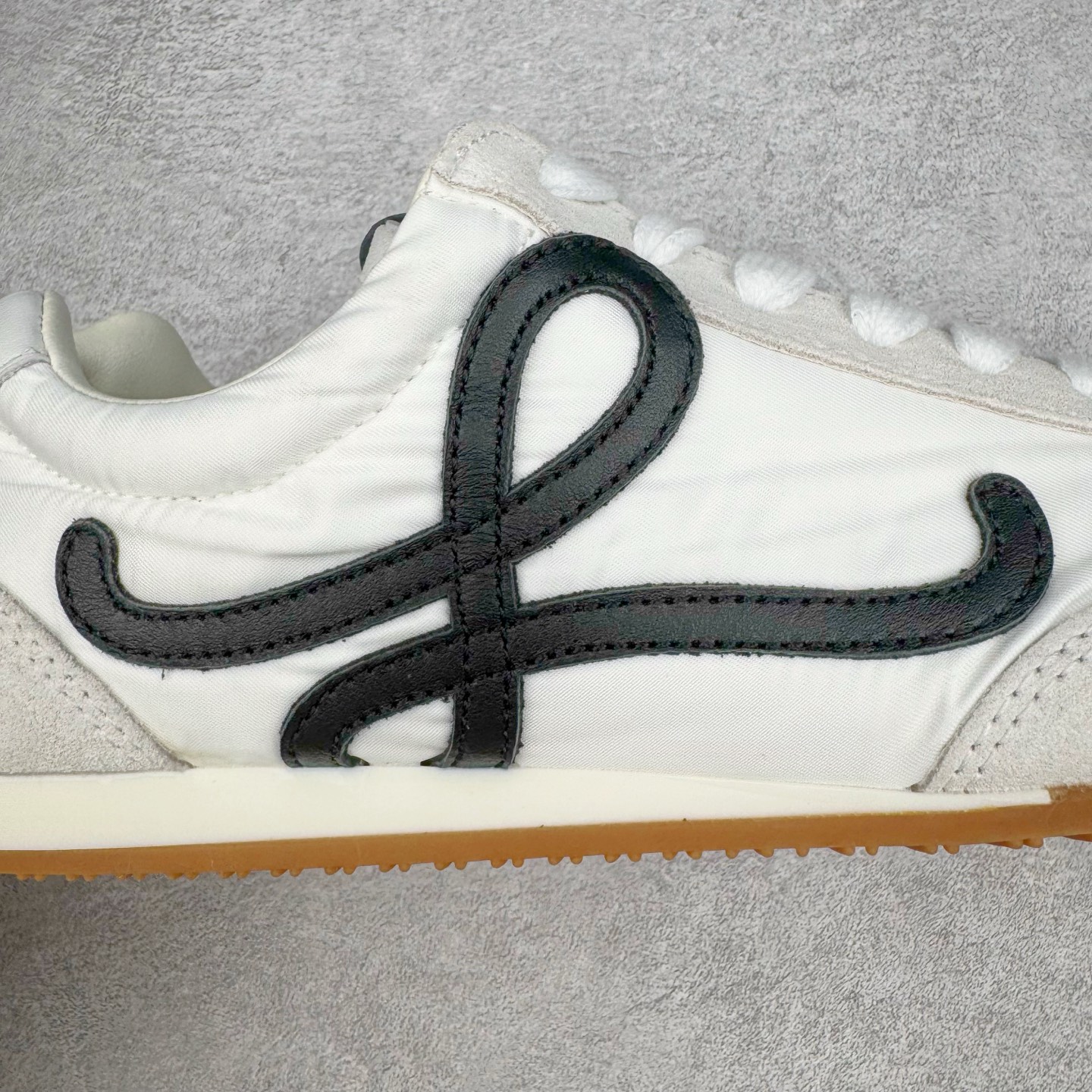 图片[10]-＃K纯原 LOEWE 2025 | Ballet Runner 2.0 罗意威新款芭蕾舞鞋拼色德训鞋阿甘鞋 全套原纸板楦头开发 后跟3D注塑橡胶LOEWE徽标 原厂数据大底磨具 进口羊皮内里加鞋垫 磁吸翻盖盒 内配帆布防尘袋 配件齐全 官方一致 原装纸板中底 带采用反绒牛皮革拼接头层皮饰片鞋面材质 鞋身原装高密度防刮防水尼龙面料 不对称鞋头造型 作为LOEWE的标志性设计 超柔软轻便且灵活的鞋底 新的波浪纹理橡胶外底 延伸至鞋头 升级的柔软皮革内衬和鞋床 提供最大舒适感 后跟有3D注塑橡胶徽标 真皮和皮料混搭彰显复古风格 拼色拼接鞋面 非常高级隐藏式小内增高 脚后跟设计新颖 柔软舒适 会被评为年度最舒适的暴走鞋 如履平地 内娱明星杨幂等众多同款上脚 小红书 一系列素材图 极具爆款 尺码：35 36 37 38 39 40 41 42 43 44 45-选品中心