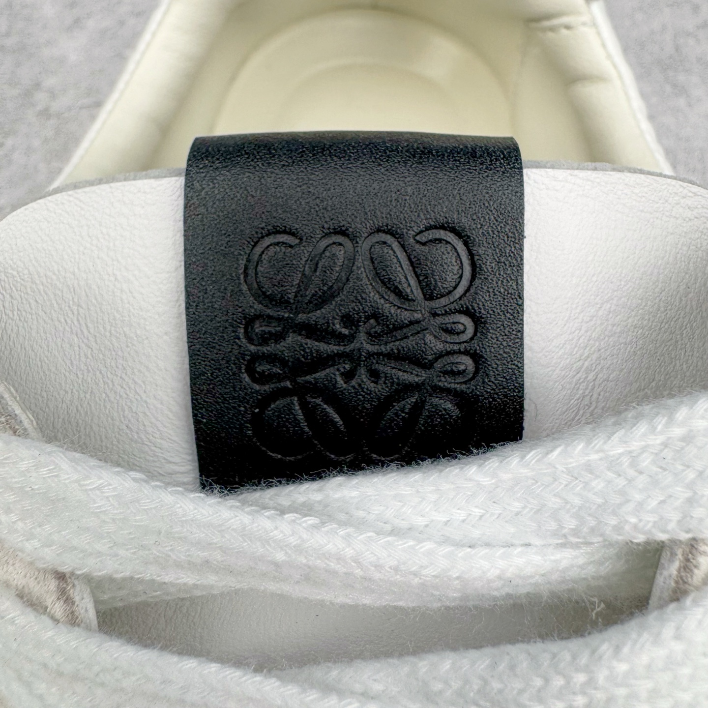 图片[16]-＃K纯原 LOEWE 2025 | Ballet Runner 2.0 罗意威新款芭蕾舞鞋拼色德训鞋阿甘鞋 全套原纸板楦头开发 后跟3D注塑橡胶LOEWE徽标 原厂数据大底磨具 进口羊皮内里加鞋垫 磁吸翻盖盒 内配帆布防尘袋 配件齐全 官方一致 原装纸板中底 带采用反绒牛皮革拼接头层皮饰片鞋面材质 鞋身原装高密度防刮防水尼龙面料 不对称鞋头造型 作为LOEWE的标志性设计 超柔软轻便且灵活的鞋底 新的波浪纹理橡胶外底 延伸至鞋头 升级的柔软皮革内衬和鞋床 提供最大舒适感 后跟有3D注塑橡胶徽标 真皮和皮料混搭彰显复古风格 拼色拼接鞋面 非常高级隐藏式小内增高 脚后跟设计新颖 柔软舒适 会被评为年度最舒适的暴走鞋 如履平地 内娱明星杨幂等众多同款上脚 小红书 一系列素材图 极具爆款 尺码：35 36 37 38 39 40 41 42 43 44 45-选品中心