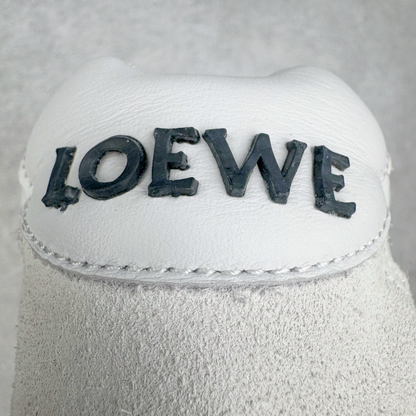 图片[12]-＃K纯原 LOEWE 2025 | Ballet Runner 2.0 罗意威新款芭蕾舞鞋拼色德训鞋阿甘鞋 全套原纸板楦头开发 后跟3D注塑橡胶LOEWE徽标 原厂数据大底磨具 进口羊皮内里加鞋垫 磁吸翻盖盒 内配帆布防尘袋 配件齐全 官方一致 原装纸板中底 带采用反绒牛皮革拼接头层皮饰片鞋面材质 鞋身原装高密度防刮防水尼龙面料 不对称鞋头造型 作为LOEWE的标志性设计 超柔软轻便且灵活的鞋底 新的波浪纹理橡胶外底 延伸至鞋头 升级的柔软皮革内衬和鞋床 提供最大舒适感 后跟有3D注塑橡胶徽标 真皮和皮料混搭彰显复古风格 拼色拼接鞋面 非常高级隐藏式小内增高 脚后跟设计新颖 柔软舒适 会被评为年度最舒适的暴走鞋 如履平地 内娱明星杨幂等众多同款上脚 小红书 一系列素材图 极具爆款 尺码：35 36 37 38 39 40 41 42 43 44 45-选品中心