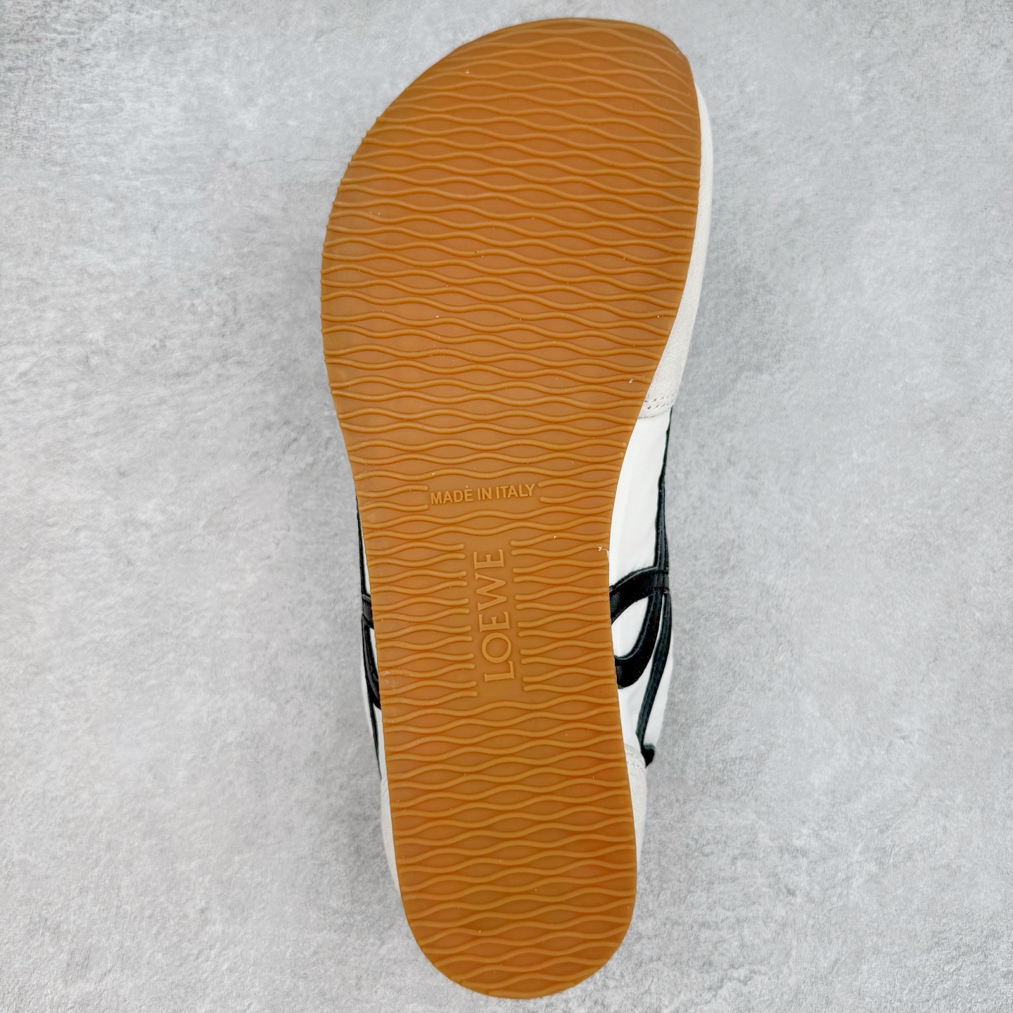 图片[9]-＃K纯原 LOEWE 2025 | Ballet Runner 2.0 罗意威新款芭蕾舞鞋拼色德训鞋阿甘鞋 全套原纸板楦头开发 后跟3D注塑橡胶LOEWE徽标 原厂数据大底磨具 进口羊皮内里加鞋垫 磁吸翻盖盒 内配帆布防尘袋 配件齐全 官方一致 原装纸板中底 带采用反绒牛皮革拼接头层皮饰片鞋面材质 鞋身原装高密度防刮防水尼龙面料 不对称鞋头造型 作为LOEWE的标志性设计 超柔软轻便且灵活的鞋底 新的波浪纹理橡胶外底 延伸至鞋头 升级的柔软皮革内衬和鞋床 提供最大舒适感 后跟有3D注塑橡胶徽标 真皮和皮料混搭彰显复古风格 拼色拼接鞋面 非常高级隐藏式小内增高 脚后跟设计新颖 柔软舒适 会被评为年度最舒适的暴走鞋 如履平地 内娱明星杨幂等众多同款上脚 小红书 一系列素材图 极具爆款 尺码：35 36 37 38 39 40 41 42 43 44 45-选品中心