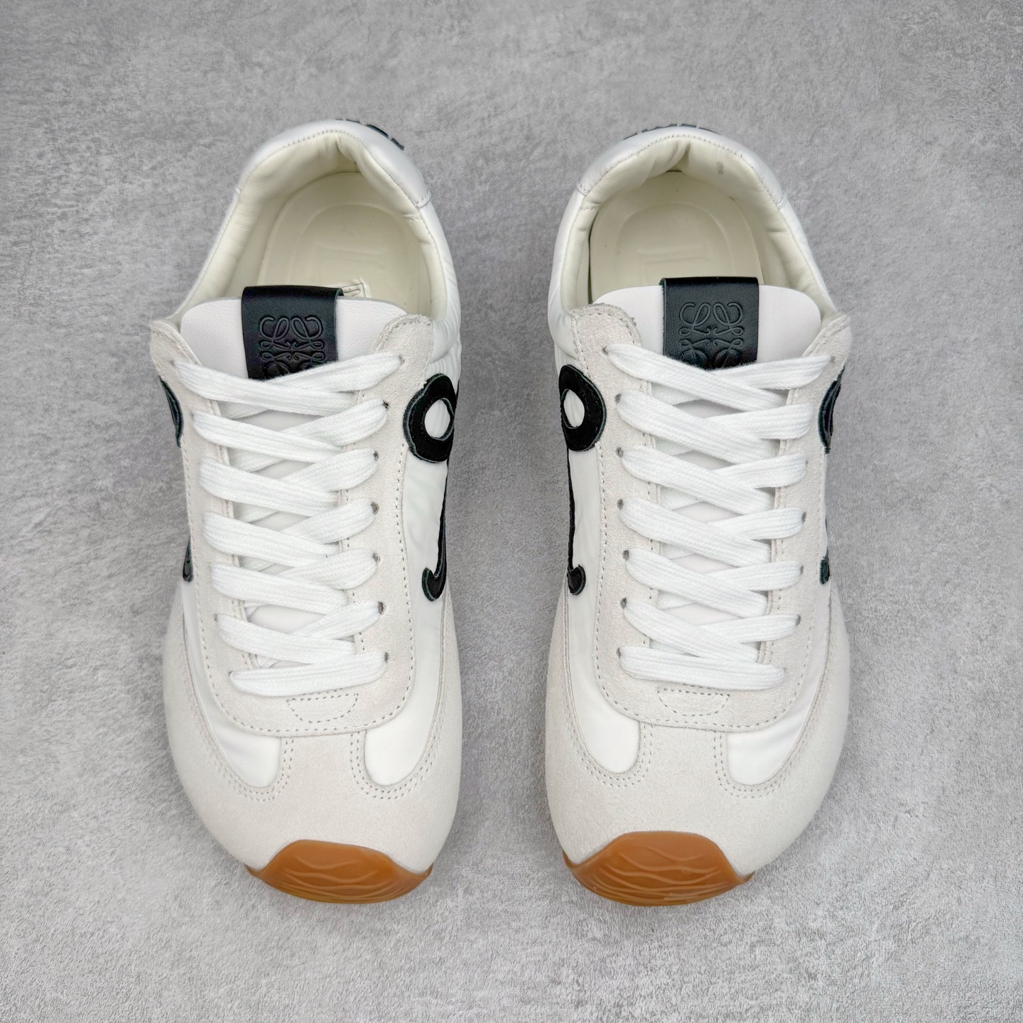 图片[2]-＃K纯原 LOEWE 2025 | Ballet Runner 2.0 罗意威新款芭蕾舞鞋拼色德训鞋阿甘鞋 全套原纸板楦头开发 后跟3D注塑橡胶LOEWE徽标 原厂数据大底磨具 进口羊皮内里加鞋垫 磁吸翻盖盒 内配帆布防尘袋 配件齐全 官方一致 原装纸板中底 带采用反绒牛皮革拼接头层皮饰片鞋面材质 鞋身原装高密度防刮防水尼龙面料 不对称鞋头造型 作为LOEWE的标志性设计 超柔软轻便且灵活的鞋底 新的波浪纹理橡胶外底 延伸至鞋头 升级的柔软皮革内衬和鞋床 提供最大舒适感 后跟有3D注塑橡胶徽标 真皮和皮料混搭彰显复古风格 拼色拼接鞋面 非常高级隐藏式小内增高 脚后跟设计新颖 柔软舒适 会被评为年度最舒适的暴走鞋 如履平地 内娱明星杨幂等众多同款上脚 小红书 一系列素材图 极具爆款 尺码：35 36 37 38 39 40 41 42 43 44 45-选品中心