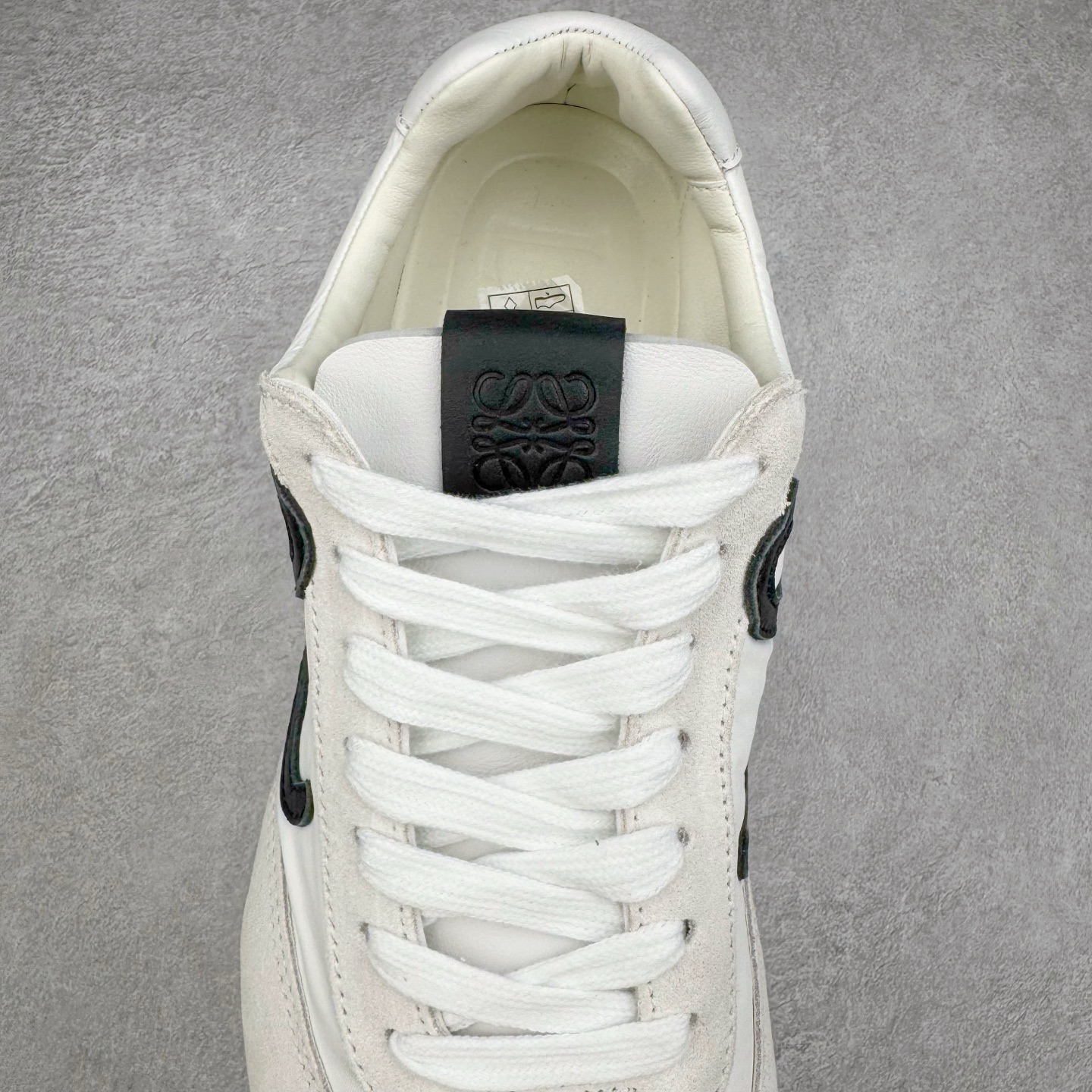 图片[5]-＃K纯原 LOEWE 2025 | Ballet Runner 2.0 罗意威新款芭蕾舞鞋拼色德训鞋阿甘鞋 全套原纸板楦头开发 后跟3D注塑橡胶LOEWE徽标 原厂数据大底磨具 进口羊皮内里加鞋垫 磁吸翻盖盒 内配帆布防尘袋 配件齐全 官方一致 原装纸板中底 带采用反绒牛皮革拼接头层皮饰片鞋面材质 鞋身原装高密度防刮防水尼龙面料 不对称鞋头造型 作为LOEWE的标志性设计 超柔软轻便且灵活的鞋底 新的波浪纹理橡胶外底 延伸至鞋头 升级的柔软皮革内衬和鞋床 提供最大舒适感 后跟有3D注塑橡胶徽标 真皮和皮料混搭彰显复古风格 拼色拼接鞋面 非常高级隐藏式小内增高 脚后跟设计新颖 柔软舒适 会被评为年度最舒适的暴走鞋 如履平地 内娱明星杨幂等众多同款上脚 小红书 一系列素材图 极具爆款 尺码：35 36 37 38 39 40 41 42 43 44 45-选品中心