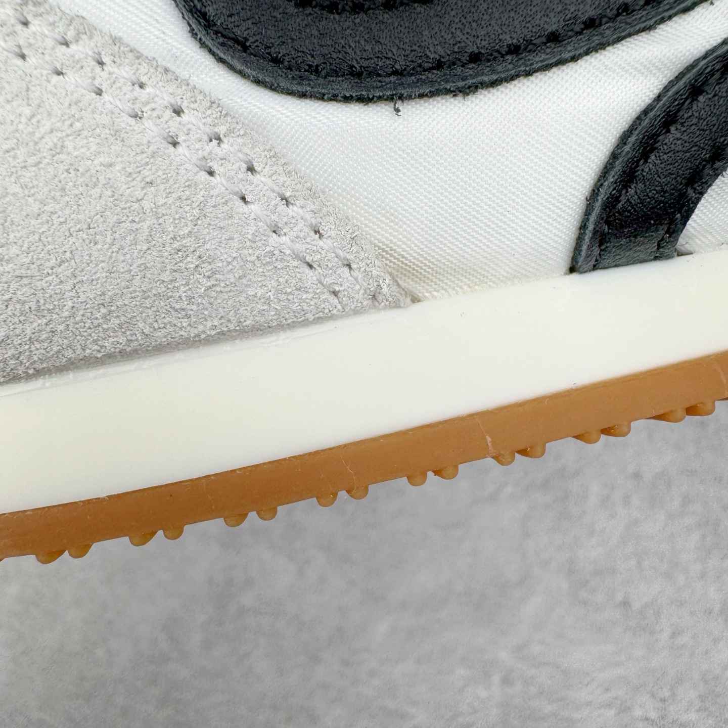 图片[11]-＃K纯原 LOEWE 2025 | Ballet Runner 2.0 罗意威新款芭蕾舞鞋拼色德训鞋阿甘鞋 全套原纸板楦头开发 后跟3D注塑橡胶LOEWE徽标 原厂数据大底磨具 进口羊皮内里加鞋垫 磁吸翻盖盒 内配帆布防尘袋 配件齐全 官方一致 原装纸板中底 带采用反绒牛皮革拼接头层皮饰片鞋面材质 鞋身原装高密度防刮防水尼龙面料 不对称鞋头造型 作为LOEWE的标志性设计 超柔软轻便且灵活的鞋底 新的波浪纹理橡胶外底 延伸至鞋头 升级的柔软皮革内衬和鞋床 提供最大舒适感 后跟有3D注塑橡胶徽标 真皮和皮料混搭彰显复古风格 拼色拼接鞋面 非常高级隐藏式小内增高 脚后跟设计新颖 柔软舒适 会被评为年度最舒适的暴走鞋 如履平地 内娱明星杨幂等众多同款上脚 小红书 一系列素材图 极具爆款 尺码：35 36 37 38 39 40 41 42 43 44 45-选品中心