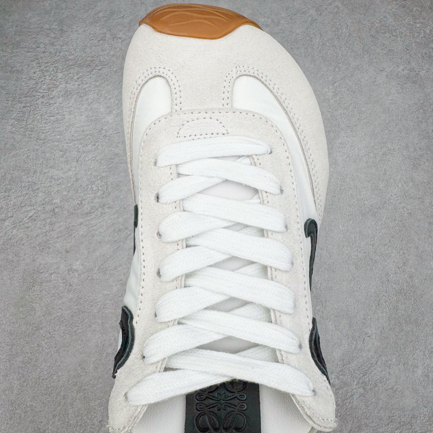 图片[4]-＃K纯原 LOEWE 2025 | Ballet Runner 2.0 罗意威新款芭蕾舞鞋拼色德训鞋阿甘鞋 全套原纸板楦头开发 后跟3D注塑橡胶LOEWE徽标 原厂数据大底磨具 进口羊皮内里加鞋垫 磁吸翻盖盒 内配帆布防尘袋 配件齐全 官方一致 原装纸板中底 带采用反绒牛皮革拼接头层皮饰片鞋面材质 鞋身原装高密度防刮防水尼龙面料 不对称鞋头造型 作为LOEWE的标志性设计 超柔软轻便且灵活的鞋底 新的波浪纹理橡胶外底 延伸至鞋头 升级的柔软皮革内衬和鞋床 提供最大舒适感 后跟有3D注塑橡胶徽标 真皮和皮料混搭彰显复古风格 拼色拼接鞋面 非常高级隐藏式小内增高 脚后跟设计新颖 柔软舒适 会被评为年度最舒适的暴走鞋 如履平地 内娱明星杨幂等众多同款上脚 小红书 一系列素材图 极具爆款 尺码：35 36 37 38 39 40 41 42 43 44 45-选品中心