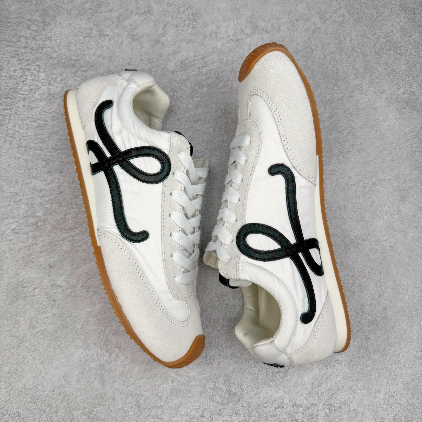 图片[3]-＃K纯原 LOEWE 2025 | Ballet Runner 2.0 罗意威新款芭蕾舞鞋拼色德训鞋阿甘鞋 全套原纸板楦头开发 后跟3D注塑橡胶LOEWE徽标 原厂数据大底磨具 进口羊皮内里加鞋垫 磁吸翻盖盒 内配帆布防尘袋 配件齐全 官方一致 原装纸板中底 带采用反绒牛皮革拼接头层皮饰片鞋面材质 鞋身原装高密度防刮防水尼龙面料 不对称鞋头造型 作为LOEWE的标志性设计 超柔软轻便且灵活的鞋底 新的波浪纹理橡胶外底 延伸至鞋头 升级的柔软皮革内衬和鞋床 提供最大舒适感 后跟有3D注塑橡胶徽标 真皮和皮料混搭彰显复古风格 拼色拼接鞋面 非常高级隐藏式小内增高 脚后跟设计新颖 柔软舒适 会被评为年度最舒适的暴走鞋 如履平地 内娱明星杨幂等众多同款上脚 小红书 一系列素材图 极具爆款 尺码：35 36 37 38 39 40 41 42 43 44 45-选品中心