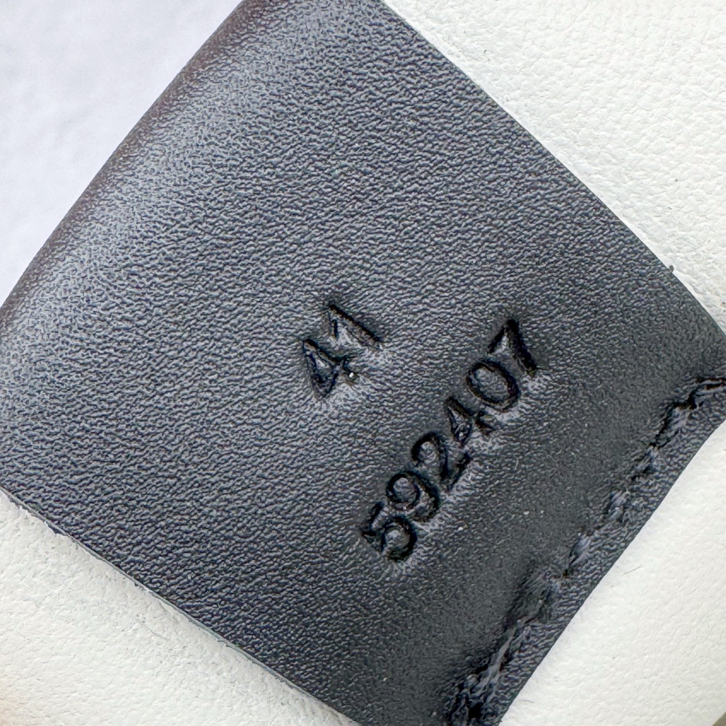 图片[17]-＃K纯原 LOEWE 2025 | Ballet Runner 2.0 罗意威新款芭蕾舞鞋拼色德训鞋阿甘鞋 全套原纸板楦头开发 后跟3D注塑橡胶LOEWE徽标 原厂数据大底磨具 进口羊皮内里加鞋垫 磁吸翻盖盒 内配帆布防尘袋 配件齐全 官方一致 原装纸板中底 带采用反绒牛皮革拼接头层皮饰片鞋面材质 鞋身原装高密度防刮防水尼龙面料 不对称鞋头造型 作为LOEWE的标志性设计 超柔软轻便且灵活的鞋底 新的波浪纹理橡胶外底 延伸至鞋头 升级的柔软皮革内衬和鞋床 提供最大舒适感 后跟有3D注塑橡胶徽标 真皮和皮料混搭彰显复古风格 拼色拼接鞋面 非常高级隐藏式小内增高 脚后跟设计新颖 柔软舒适 会被评为年度最舒适的暴走鞋 如履平地 内娱明星杨幂等众多同款上脚 小红书 一系列素材图 极具爆款 尺码：35 36 37 38 39 40 41 42 43 44 45-选品中心