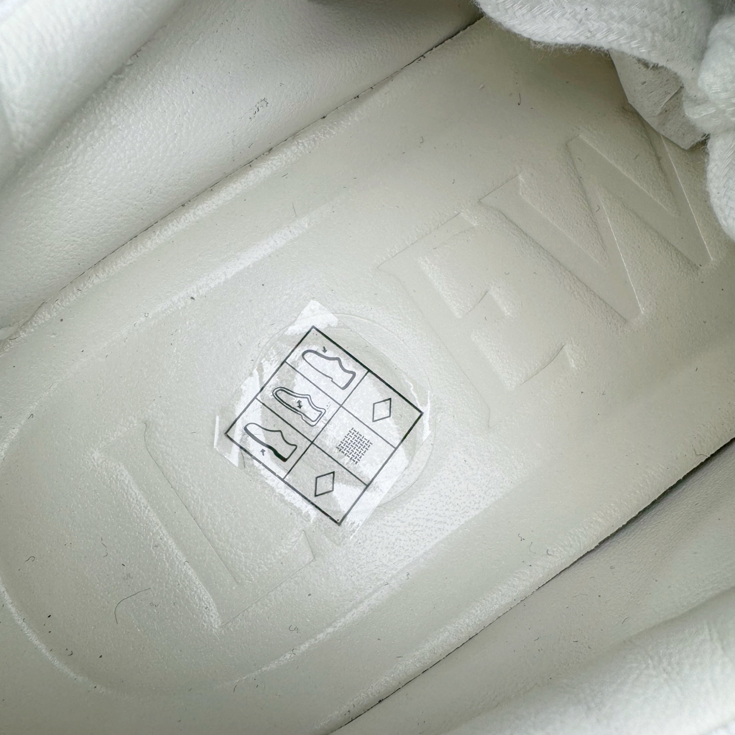 图片[18]-＃K纯原 LOEWE 2025 | Ballet Runner 2.0 罗意威新款芭蕾舞鞋拼色德训鞋阿甘鞋 全套原纸板楦头开发 后跟3D注塑橡胶LOEWE徽标 原厂数据大底磨具 进口羊皮内里加鞋垫 磁吸翻盖盒 内配帆布防尘袋 配件齐全 官方一致 原装纸板中底 带采用反绒牛皮革拼接头层皮饰片鞋面材质 鞋身原装高密度防刮防水尼龙面料 不对称鞋头造型 作为LOEWE的标志性设计 超柔软轻便且灵活的鞋底 新的波浪纹理橡胶外底 延伸至鞋头 升级的柔软皮革内衬和鞋床 提供最大舒适感 后跟有3D注塑橡胶徽标 真皮和皮料混搭彰显复古风格 拼色拼接鞋面 非常高级隐藏式小内增高 脚后跟设计新颖 柔软舒适 会被评为年度最舒适的暴走鞋 如履平地 内娱明星杨幂等众多同款上脚 小红书 一系列素材图 极具爆款 尺码：35 36 37 38 39 40 41 42 43 44 45-选品中心