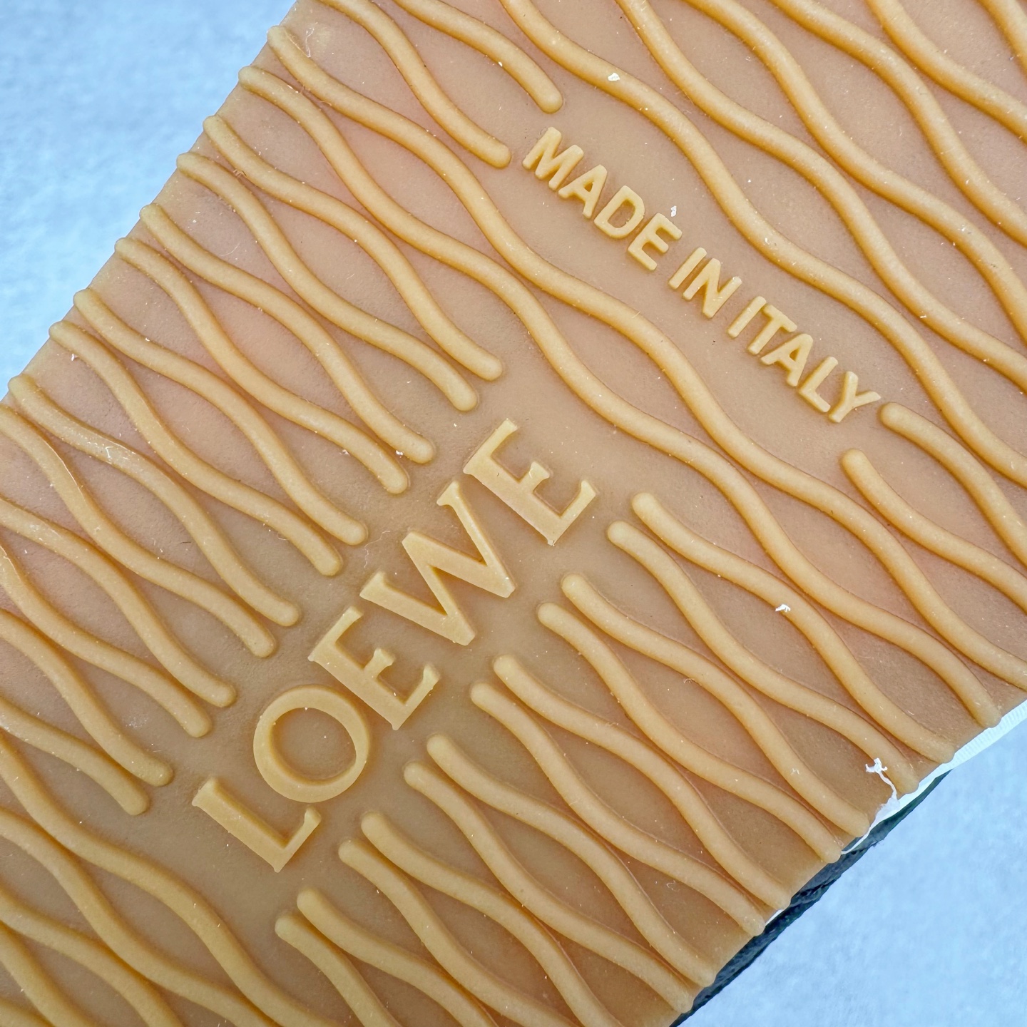 图片[14]-＃K纯原 LOEWE 2025 | Ballet Runner 2.0 罗意威新款芭蕾舞鞋拼色德训鞋阿甘鞋 全套原纸板楦头开发 后跟3D注塑橡胶LOEWE徽标 原厂数据大底磨具 进口羊皮内里加鞋垫 磁吸翻盖盒 内配帆布防尘袋 配件齐全 官方一致 原装纸板中底 带采用反绒牛皮革拼接头层皮饰片鞋面材质 鞋身原装高密度防刮防水尼龙面料 不对称鞋头造型 作为LOEWE的标志性设计 超柔软轻便且灵活的鞋底 新的波浪纹理橡胶外底 延伸至鞋头 升级的柔软皮革内衬和鞋床 提供最大舒适感 后跟有3D注塑橡胶徽标 真皮和皮料混搭彰显复古风格 拼色拼接鞋面 非常高级隐藏式小内增高 脚后跟设计新颖 柔软舒适 会被评为年度最舒适的暴走鞋 如履平地 内娱明星杨幂等众多同款上脚 小红书 一系列素材图 极具爆款 尺码：35 36 37 38 39 40 41 42 43 44 45-选品中心